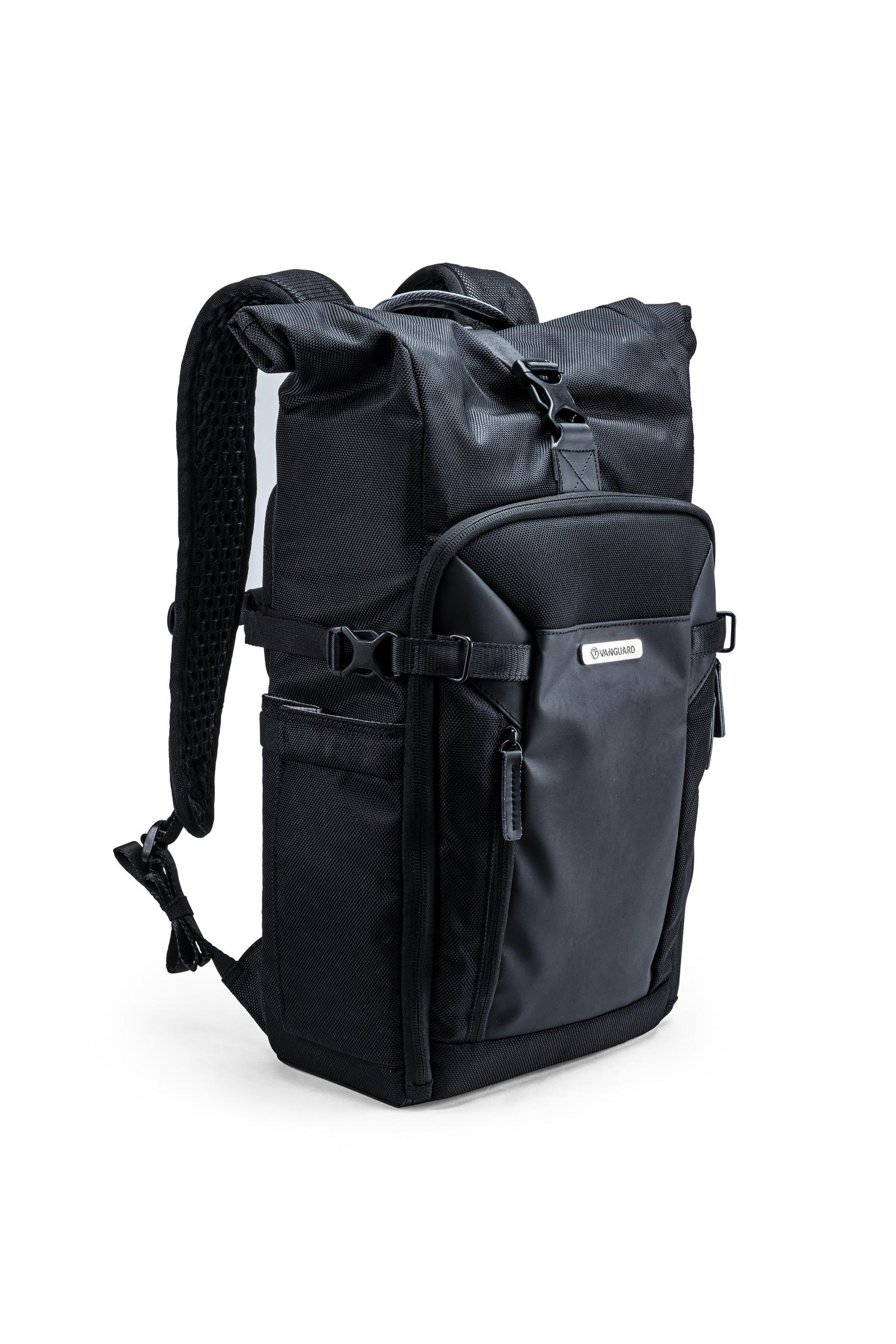 Ein schwarzer Vanguard-Rucksack mit Rollverschluss, Seitentaschen und einem Vanguard-Lederlogoaufnäher.