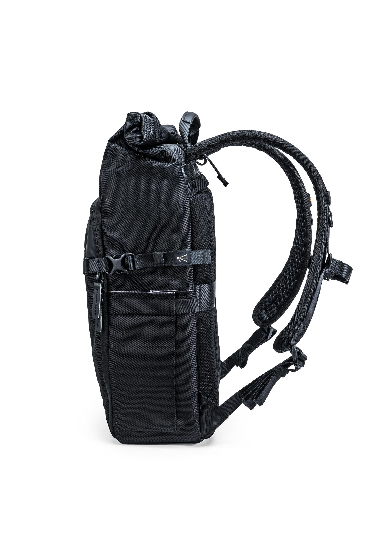 Ein schwarzer Vanguard-Rucksack mit Rollverschluss, Seitentaschen und gepolsterten Schultergurten.