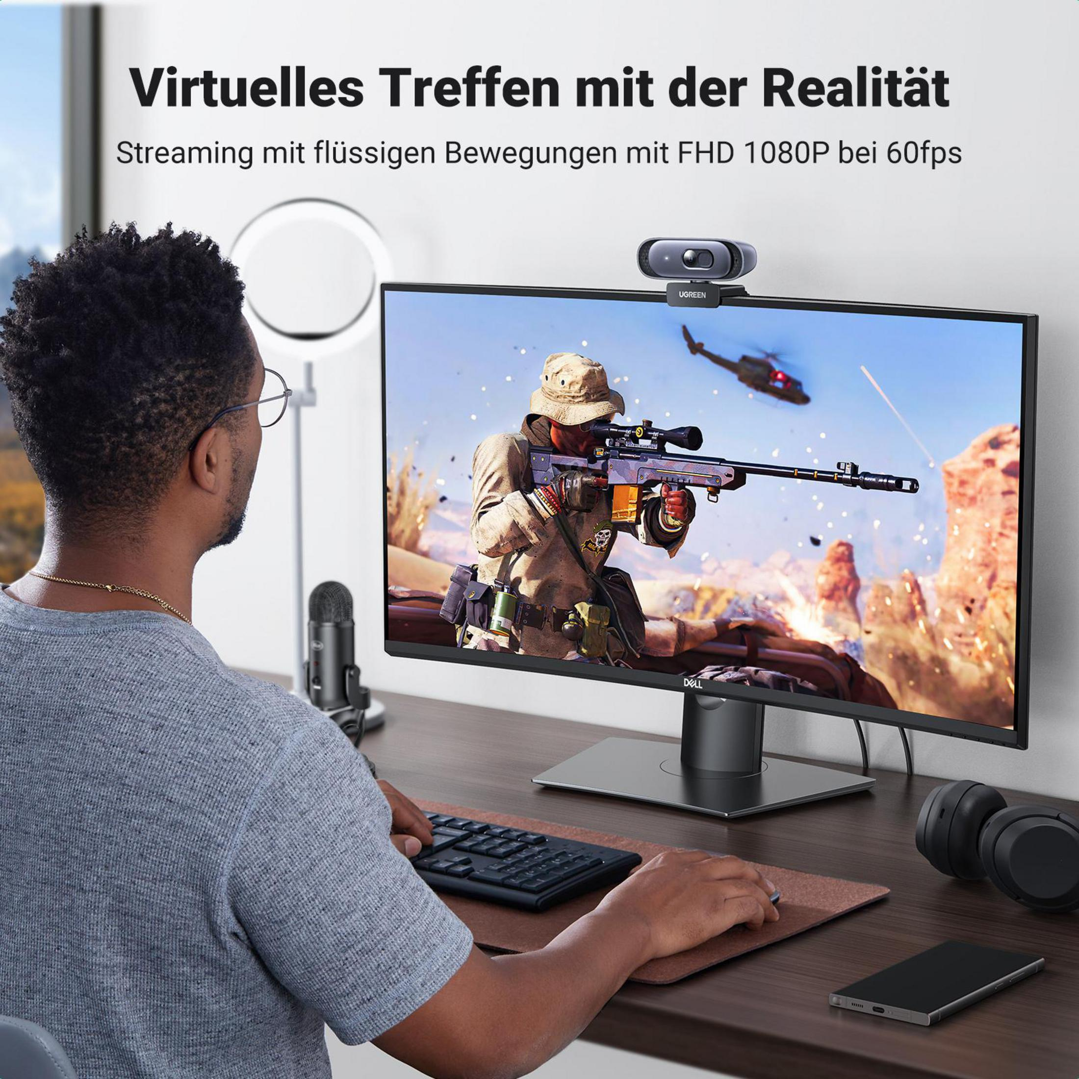 Mężczyzna korzysta z komputera z kamerą internetową UGREEN na monitorze.