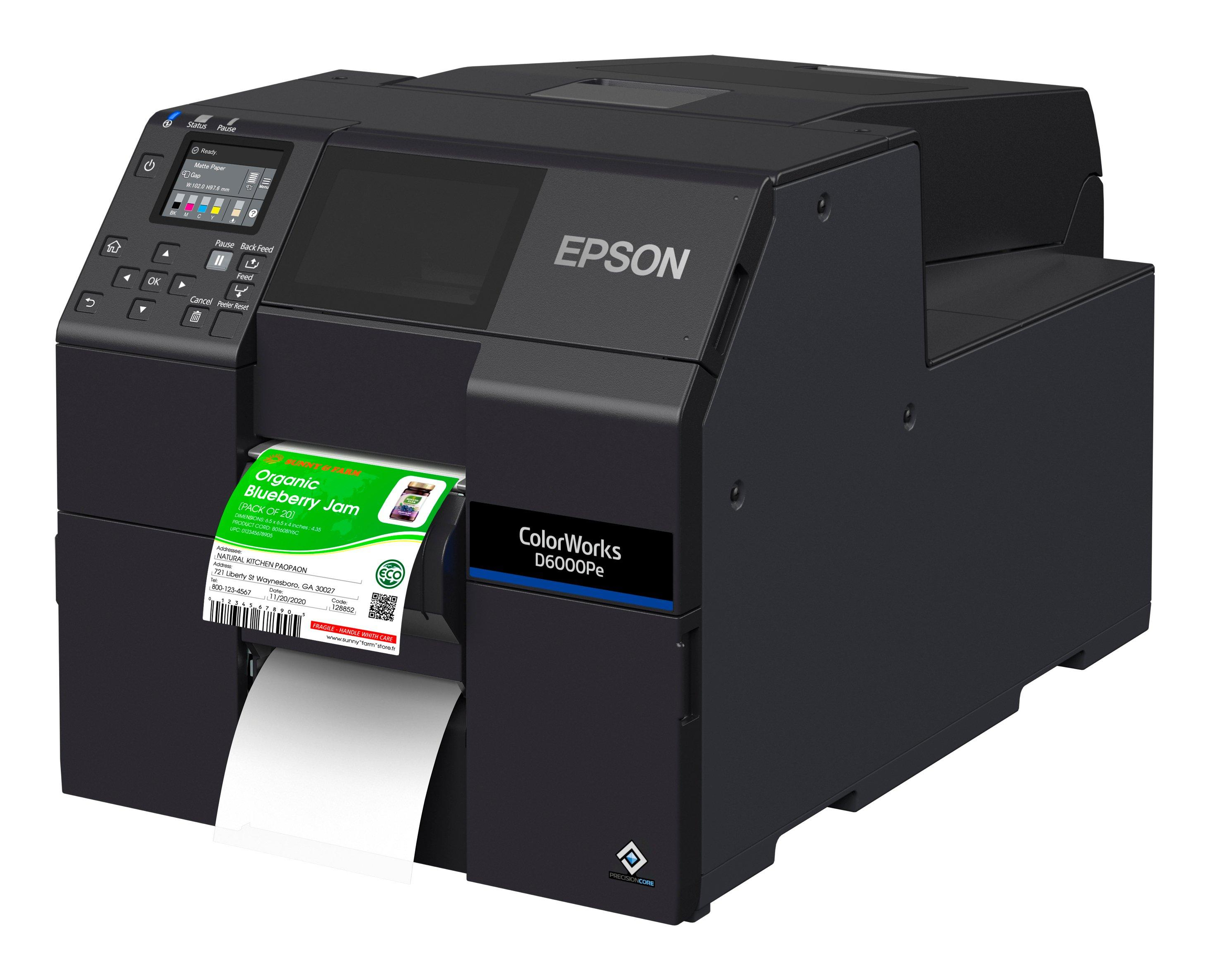Stampante Epson nera che stampa un'etichetta con testo e logo. Sta uscendo carta bianca. Sfondo bianco.