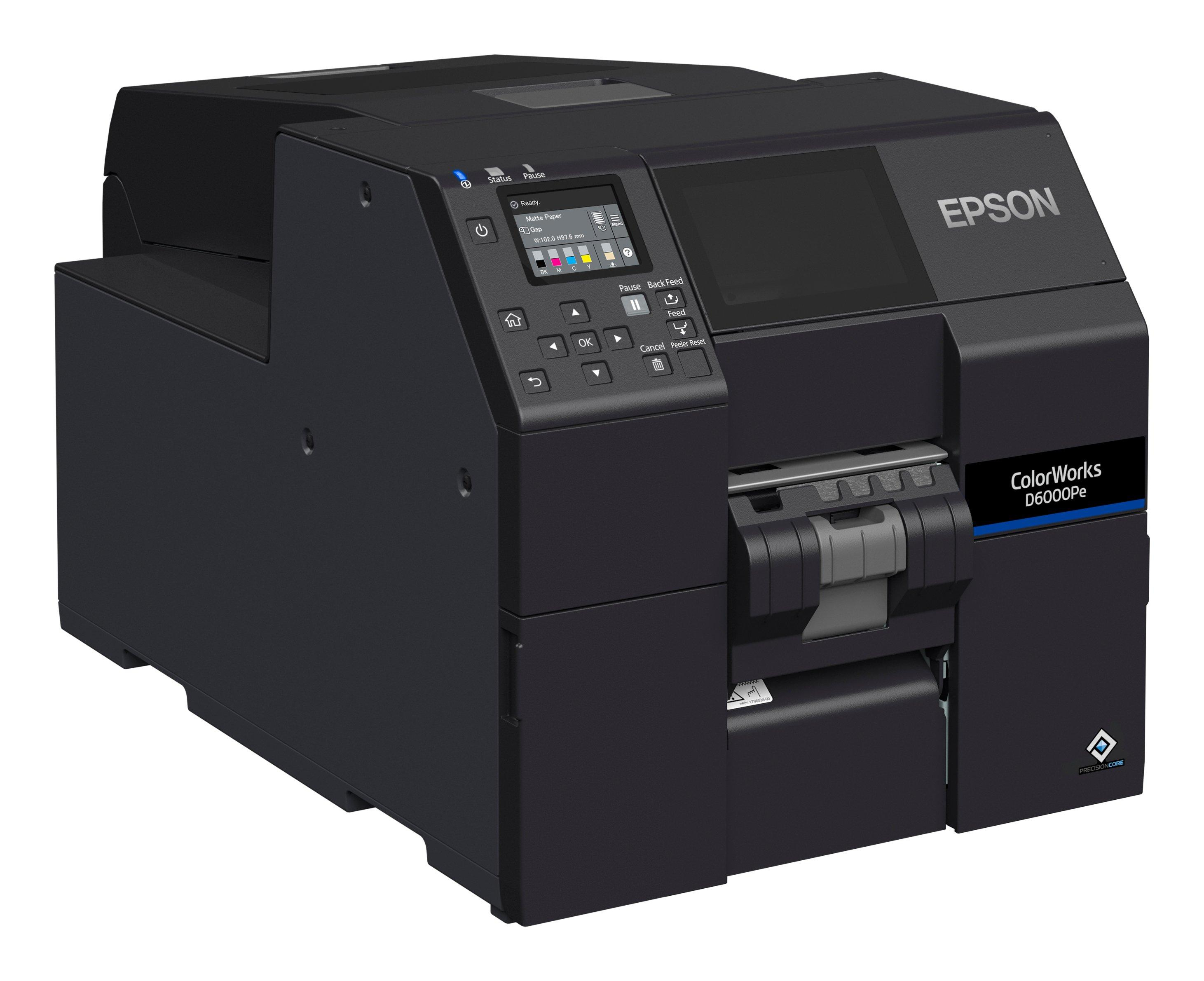 Stampante Epson nera con schermo a colori e pulsanti. Vista laterale. Sfondo bianco.