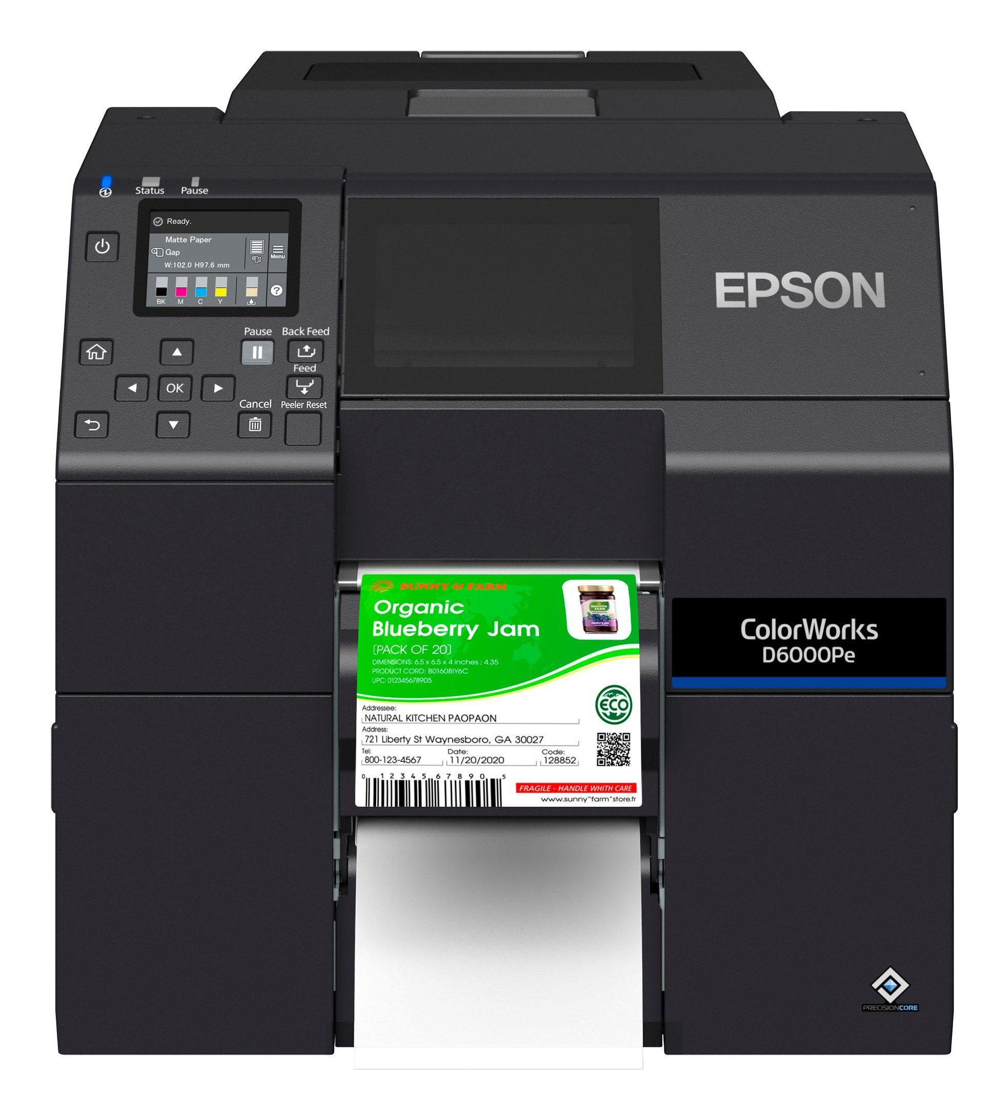 Stampante Epson nera che stampa un'etichetta con testo e logo. Sta uscendo carta bianca. Sfondo bianco.