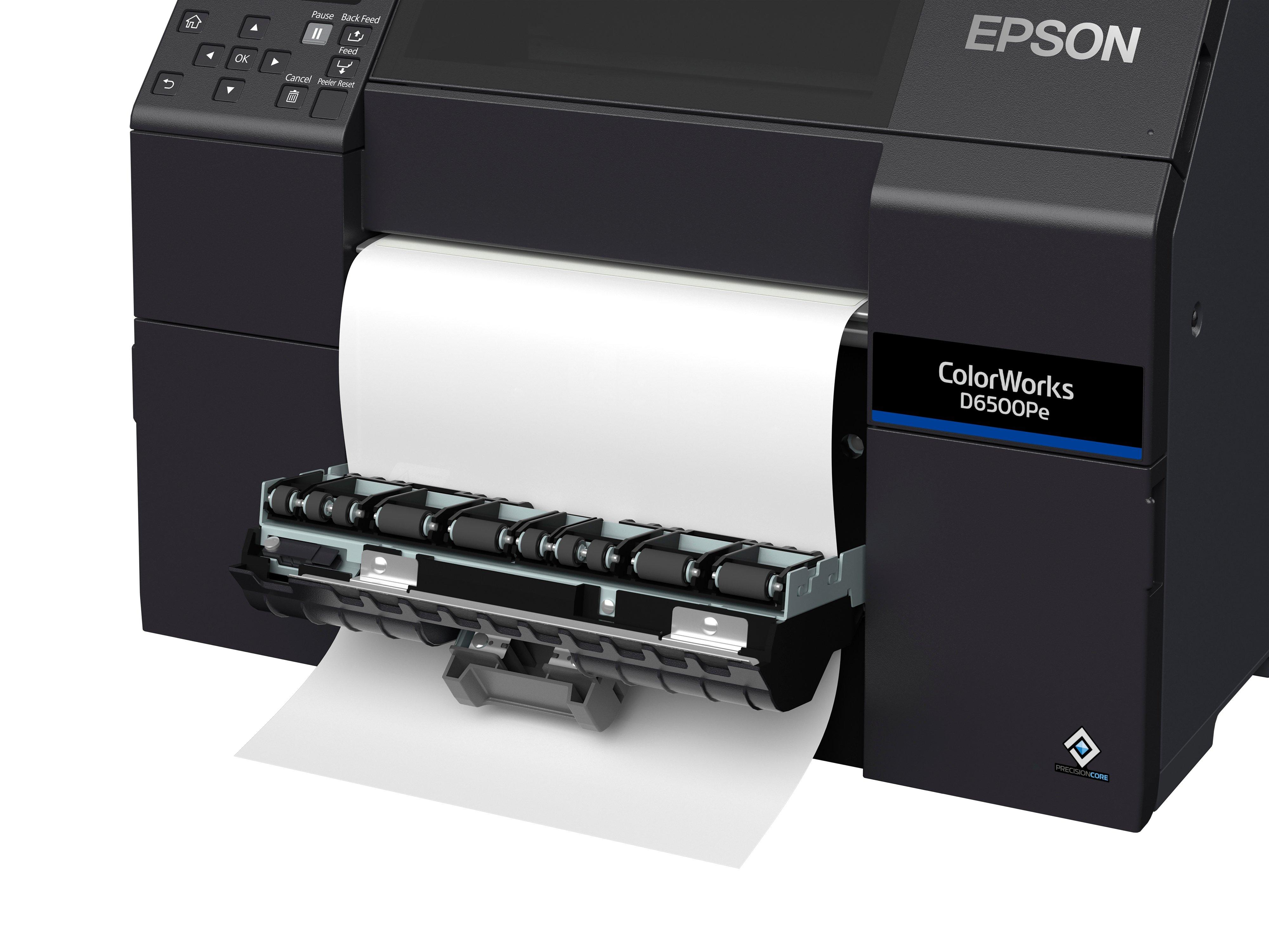 Stampante Epson nera che stampa carta bianca vuota. Vista ravvicinata. Sfondo bianco.