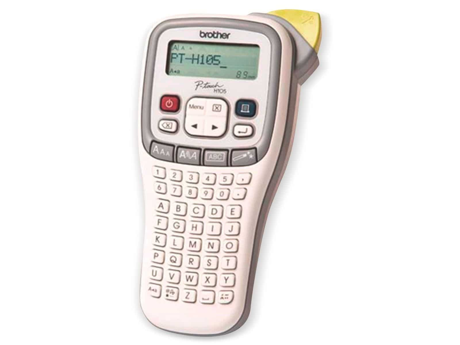 Un'etichettatrice Brother P-Touch bianca con una cartuccia di nastro grigia su sfondo bianco.