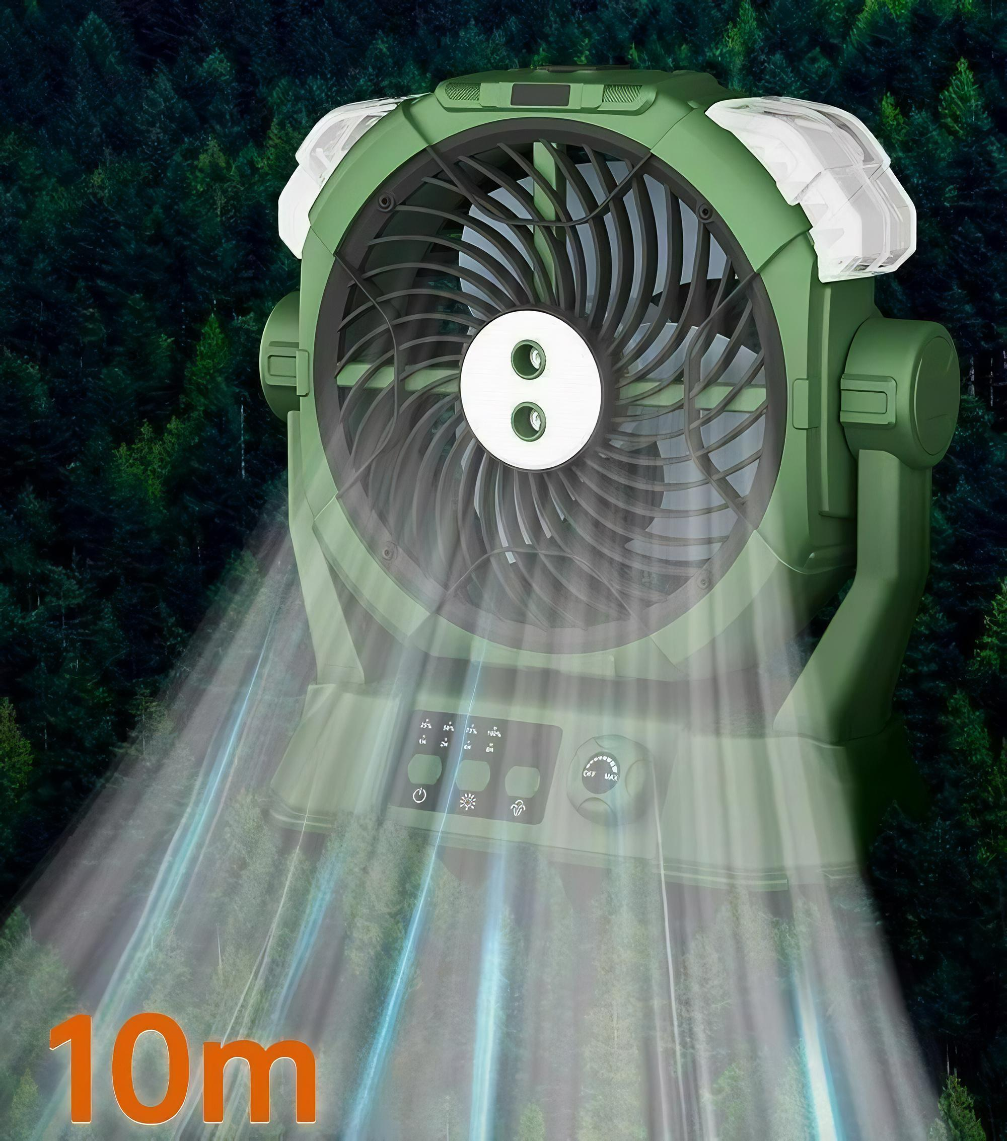Grüner Campingventilator mit Lichtern in einem Wald. Die Lüfterflügel sind sichtbar.