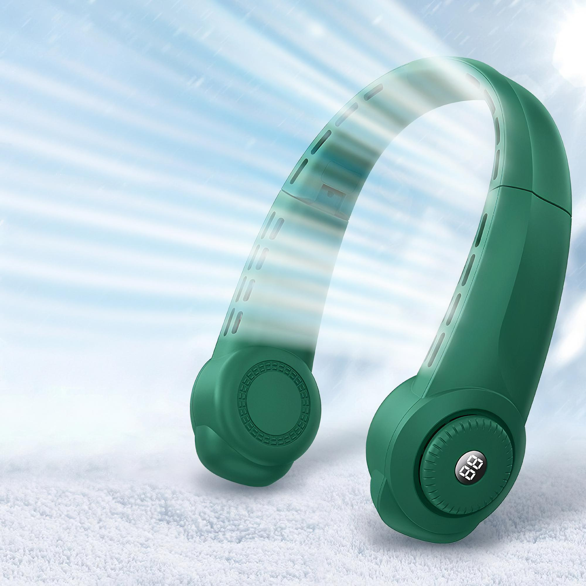 Grüner Nackenventilator mit digitaler Anzeige vor einem verschneiten, hellblauen Hintergrund.