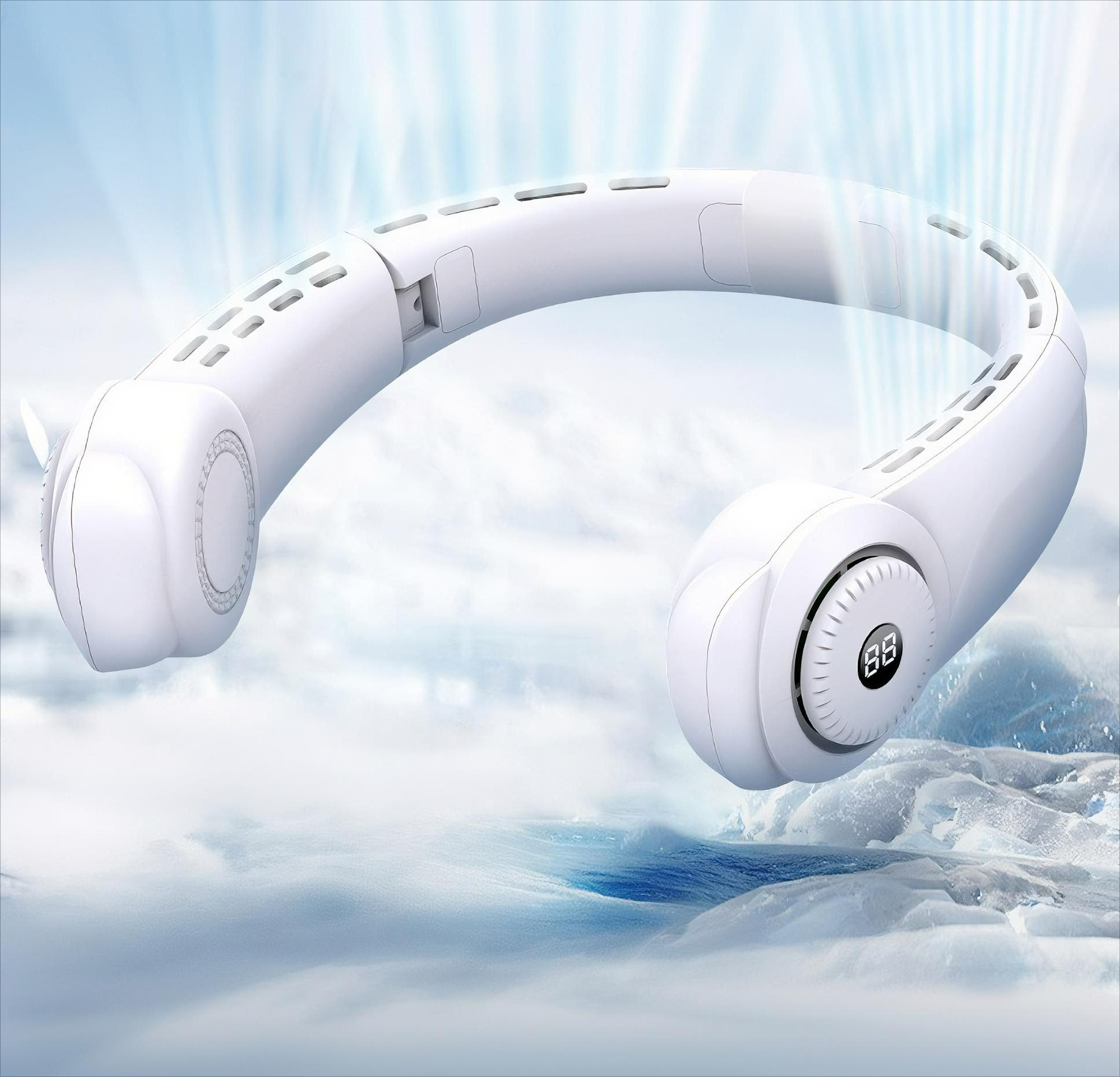 Weißer Nackenventilator mit digitaler Anzeige auf schneebedecktem, eisigem Hintergrund.