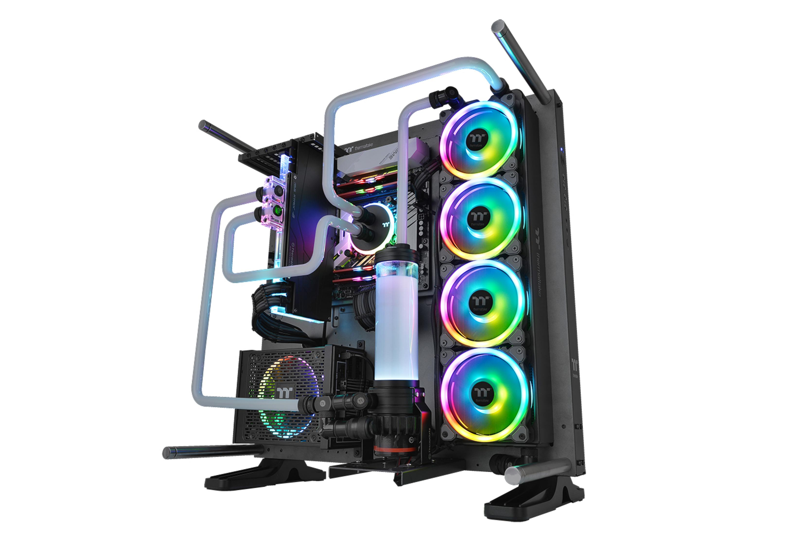 Ein Computer mit einem Kühlsystem und regenbogenfarbenen Lüftern, Röhren und einem transparenten Reservoir.
