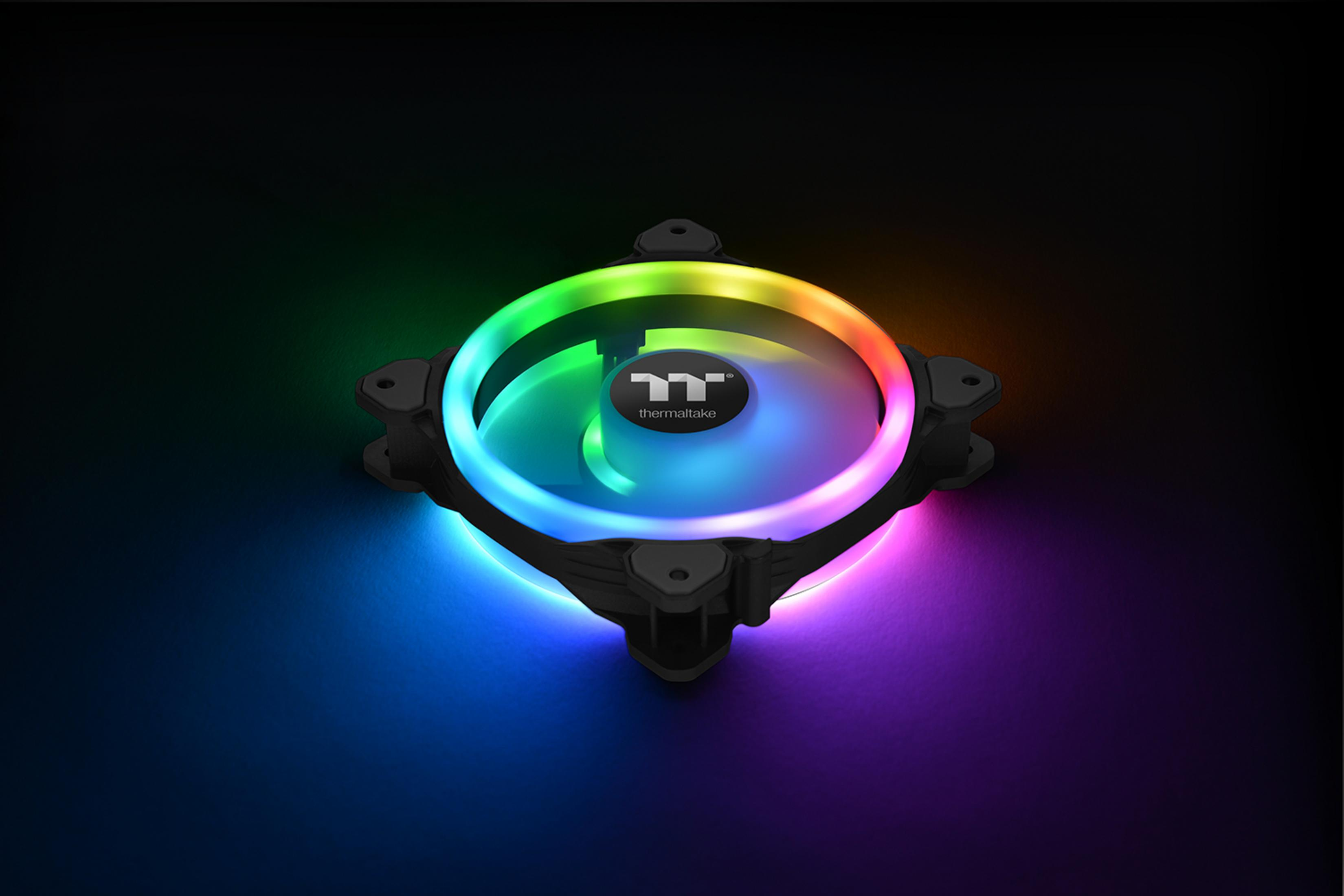Ein Computerlüfter mit schwarzem Rahmen und regenbogenfarbenen Lichtern auf schwarzem Hintergrund mit Gradientenbeleuchtung.