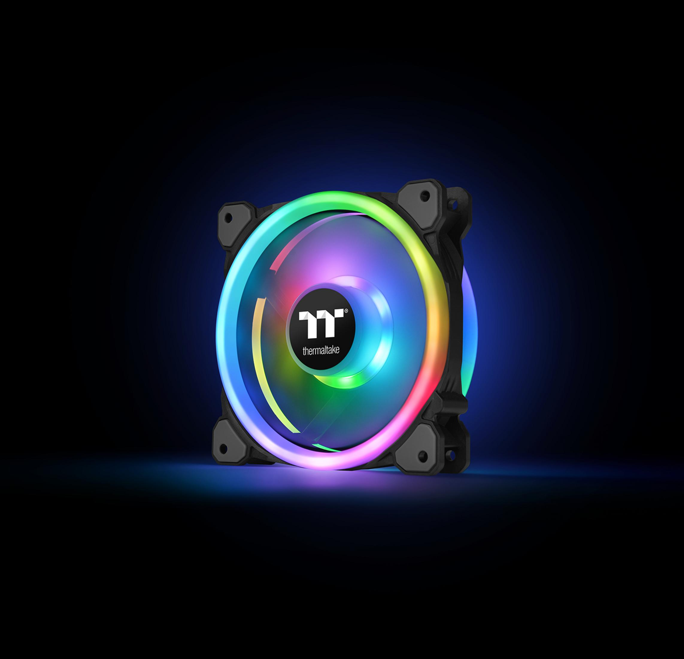 Ein Computerlüfter mit schwarzem Rahmen und regenbogenfarbenen Lichtern auf einem dunklen Hintergrund mit Gradientenbeleuchtung.