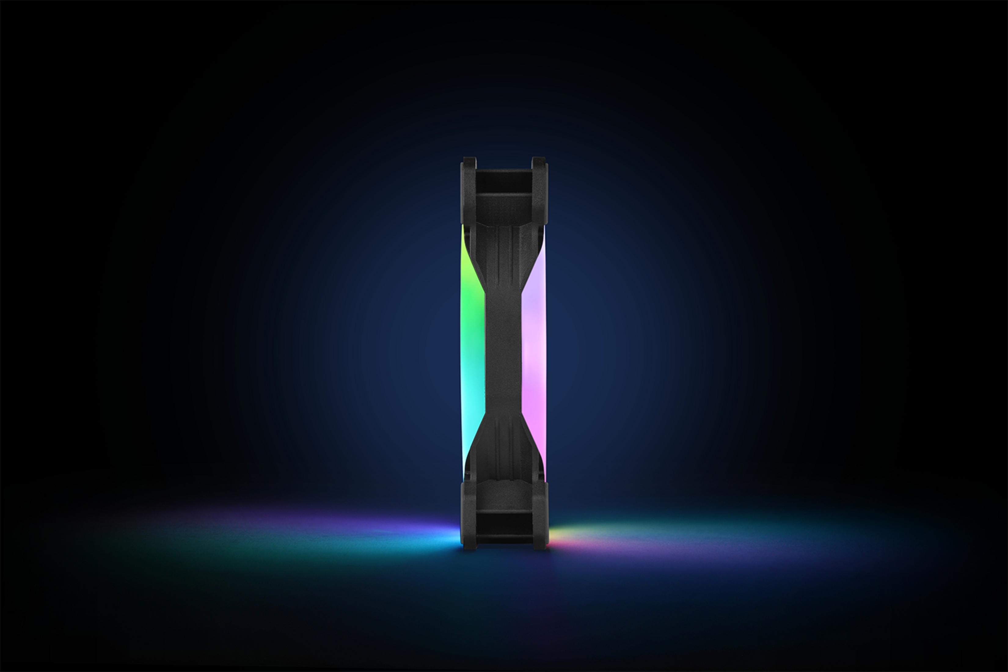 Ein Computerlüfter mit schwarzem Rahmen und regenbogenfarbenen Lichtern auf schwarzem Hintergrund mit Gradientenbeleuchtung.
