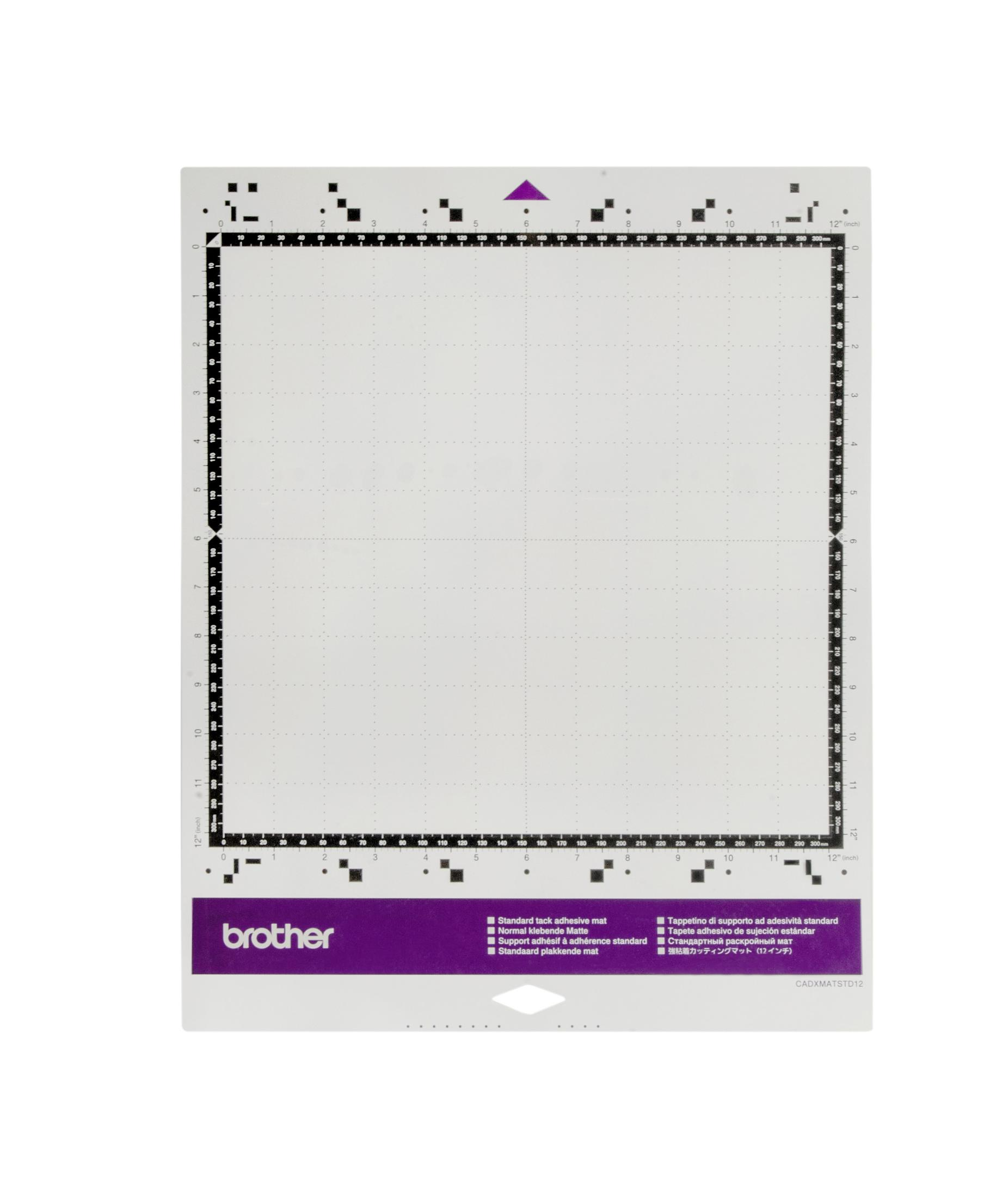 Eine Brother ScanNCut DX Standard-Haftklebematte mit schwarzen Markierungen, isoliert auf Weiß.