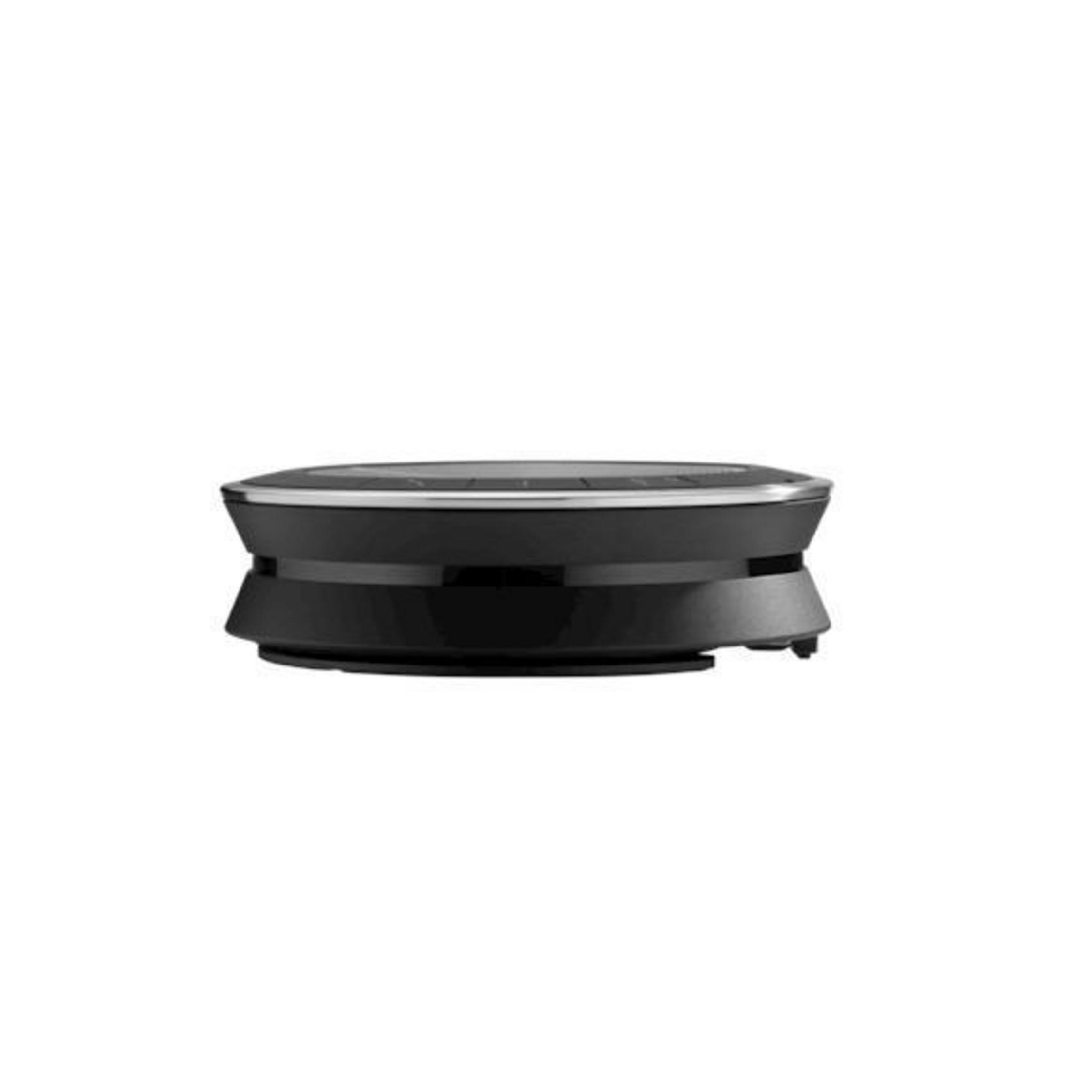 Ein schwarzes EPOS-Speakerphone ist von der Seite zu sehen, isoliert auf Weiß.