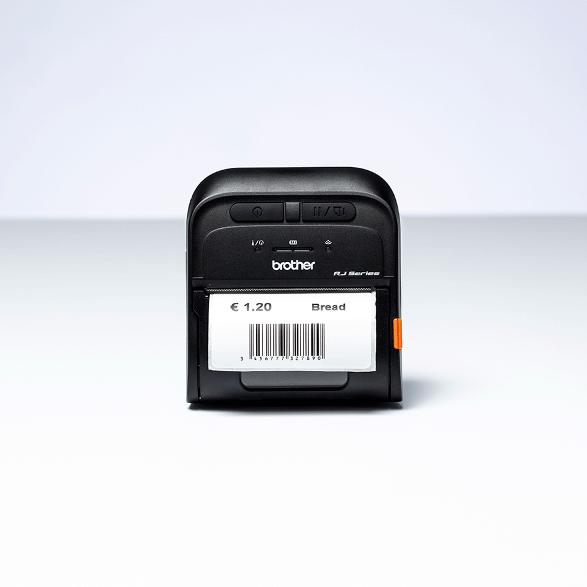 Czarna drukarka etykiet Brother wyświetla etykietę „Chleb” o wartości 1,20 € na prostym białym tle.