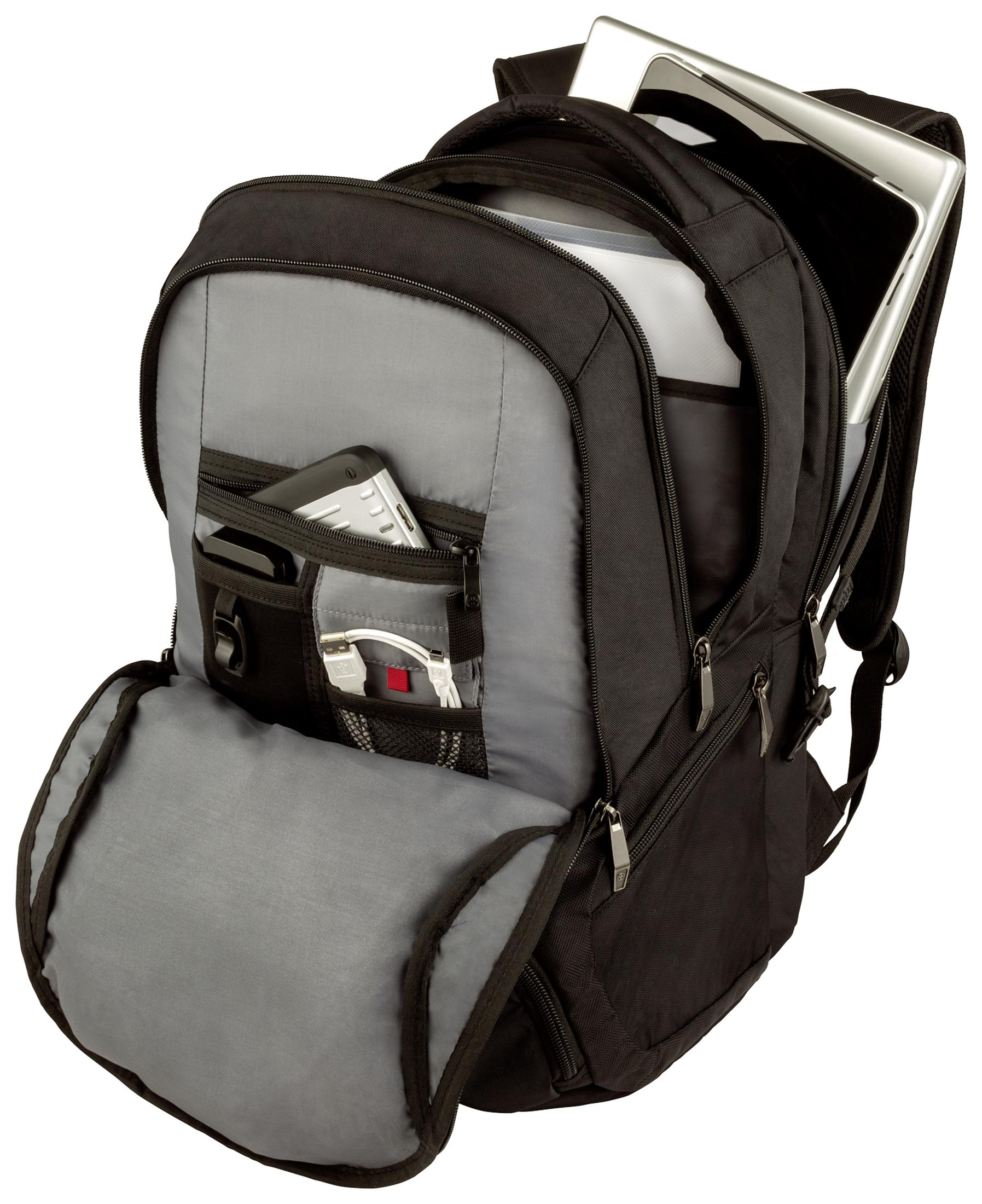 Ein schwarzer Rucksack mit grauem Innenraum, gefüllt mit Gadgets und einem Laptop, isoliert auf weißem Hintergrund.