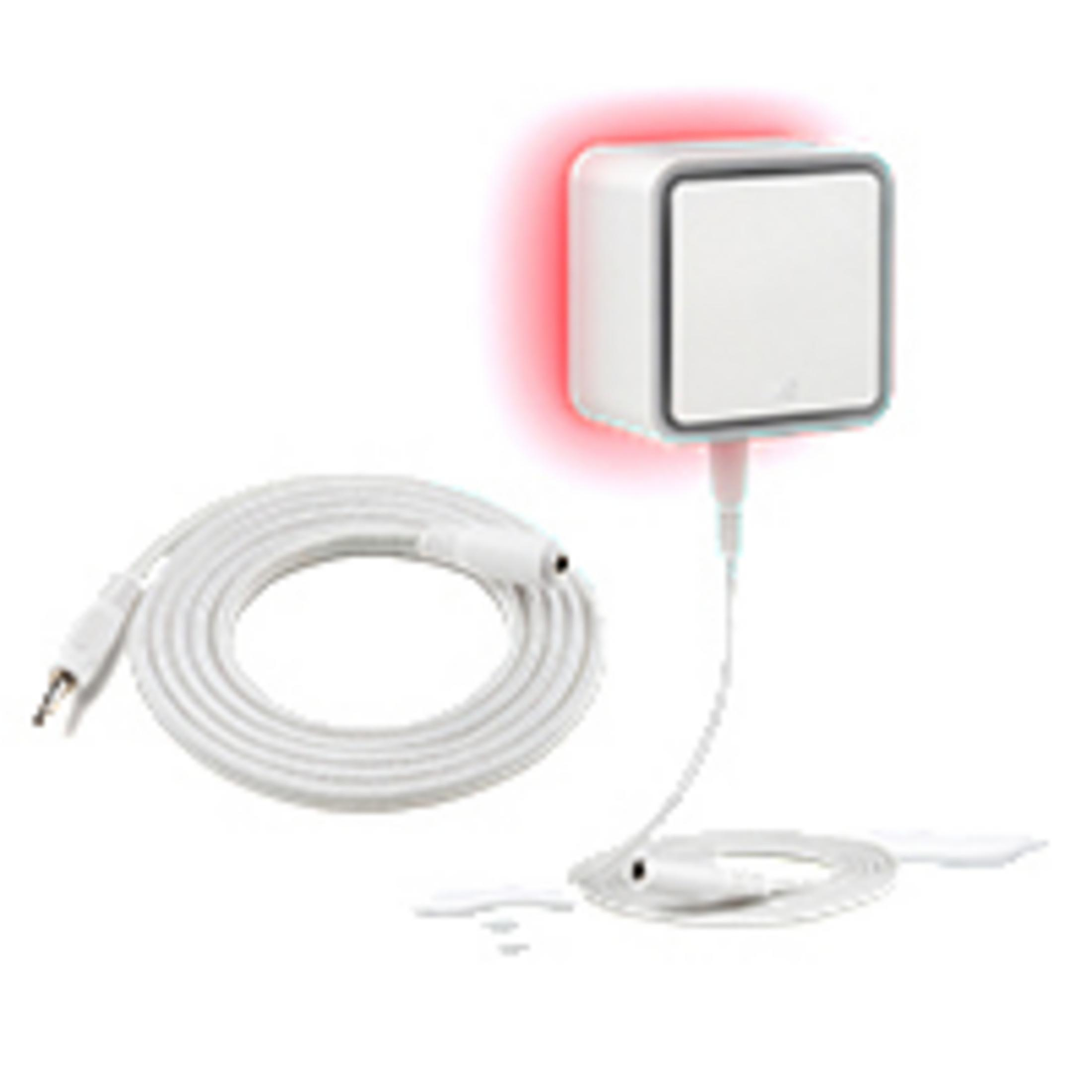 Ein weißes, würfelförmiges Gerät mit einem leuchtend roten Licht, das an ein aufgerolltes weißes Audiokabel angeschlossen ist.