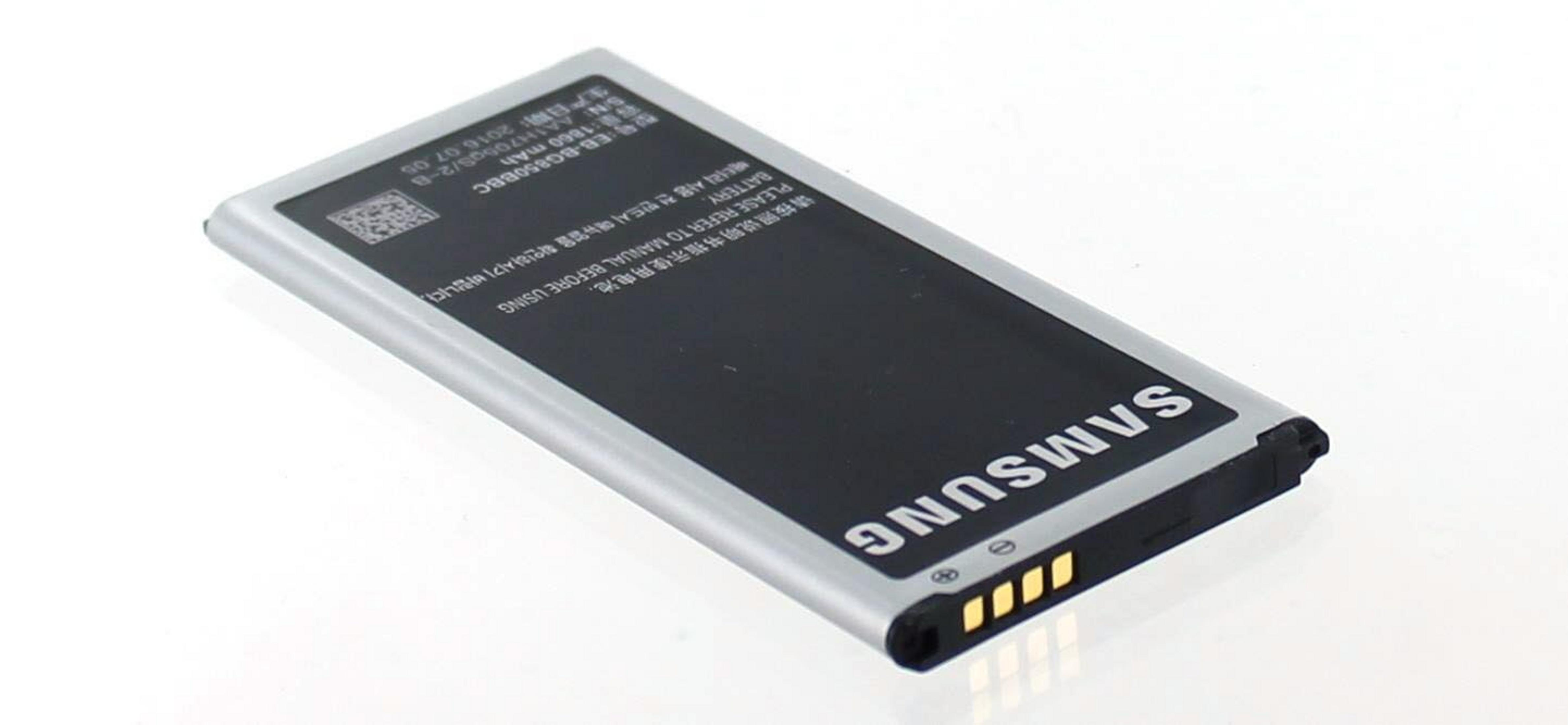 Ein rechteckiger Samsung-Handy-Akkupack mit schwarzem und silbernem Gehäuse steht auf einer weißen Oberfläche mit weißem Hintergrund.