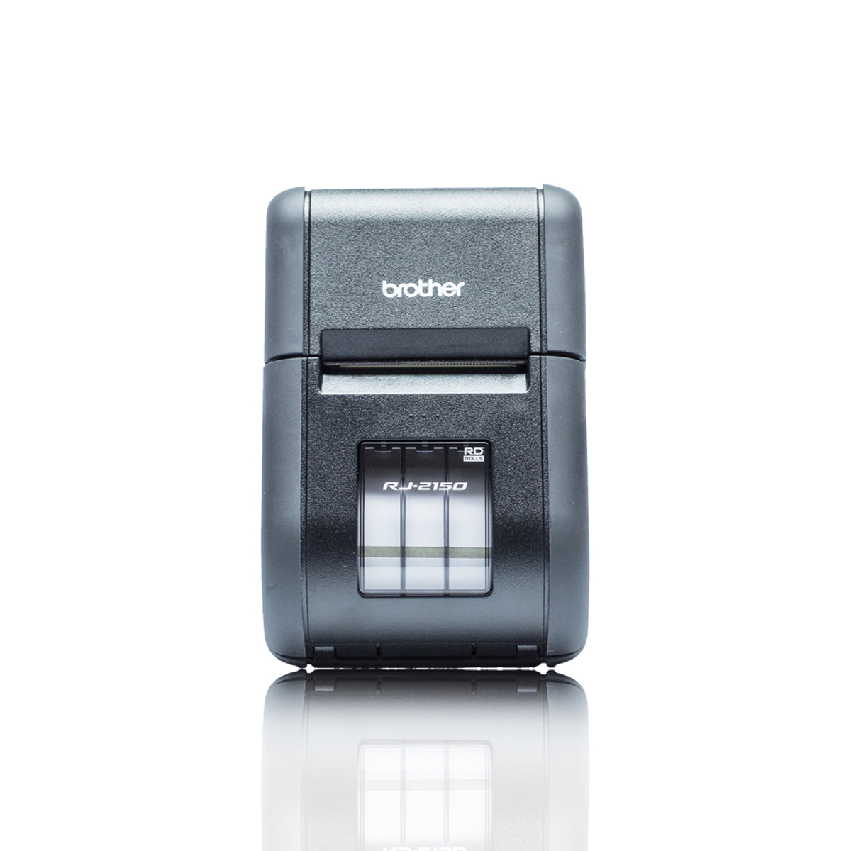 Czarna drukarka etykiet Brother RJ-2150 jest pokazana na białym tle, widok z przodu, odbijająca się na powierzchni.