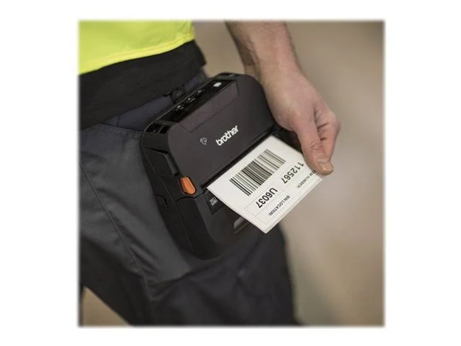 Een persoon draagt een Brother labelprinter op zijn heup en deze print een label.
