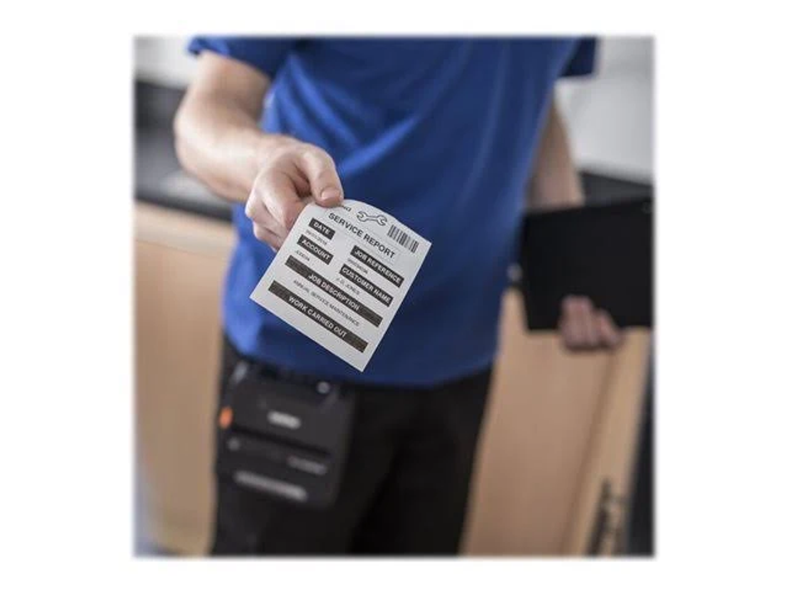 Man in het blauw houdt een service rapport vast met een barcode, met een gereedschapsriem en zwarte map.