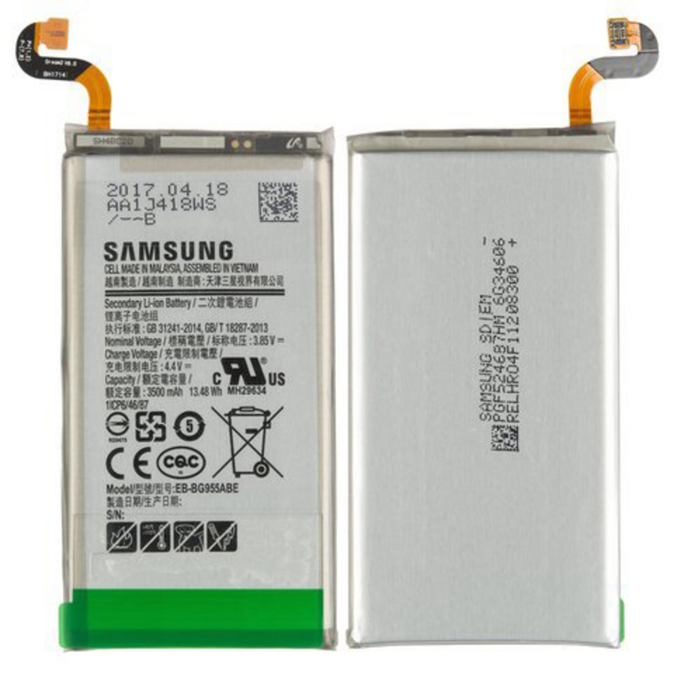 Zwei Samsung-Handyakkus mit Produktinformationsetiketten, isoliert auf weißem Hintergrund.
