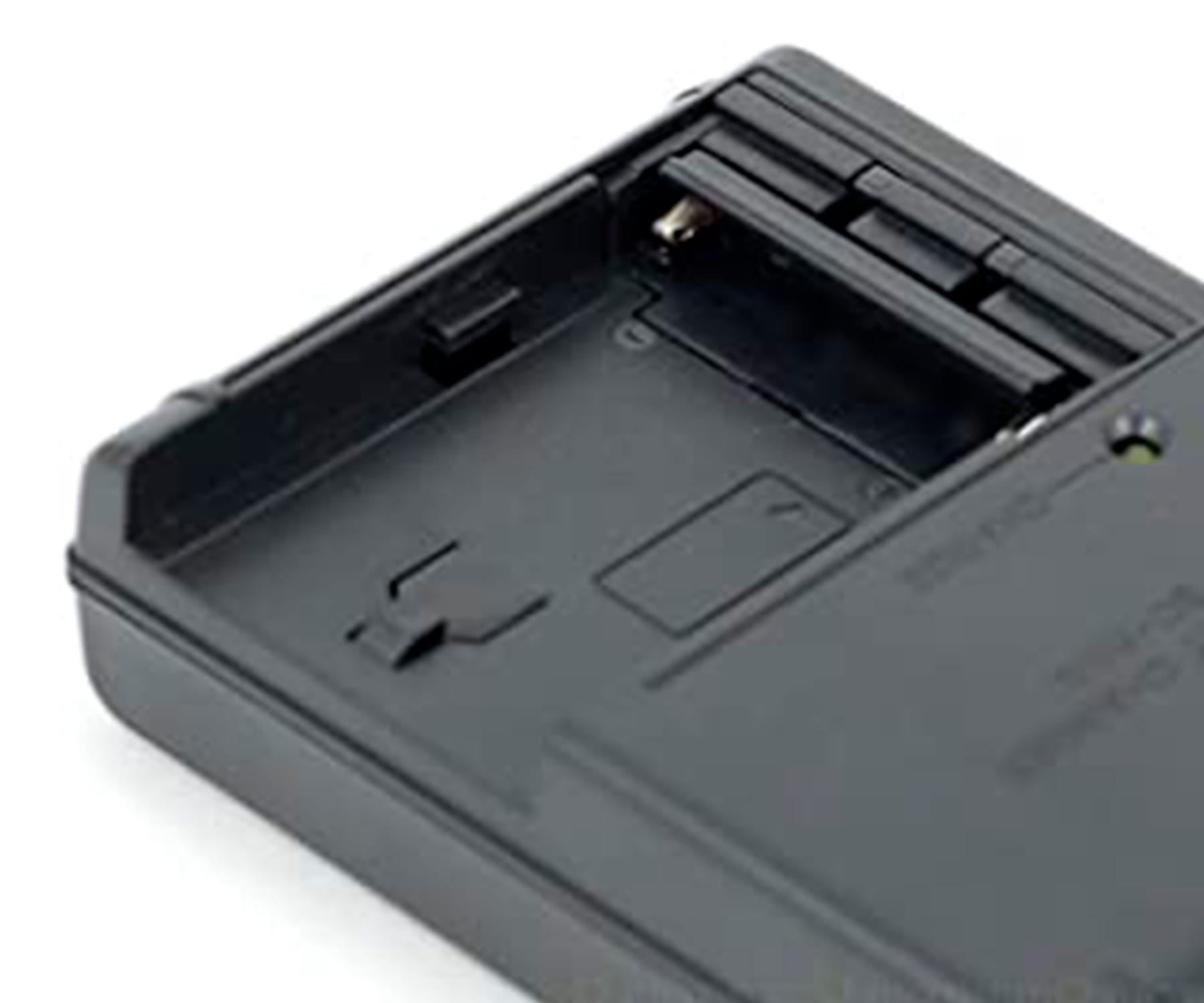 Une prise de vue en gros plan du compartiment à piles d'un chargeur de batterie Sony noir.