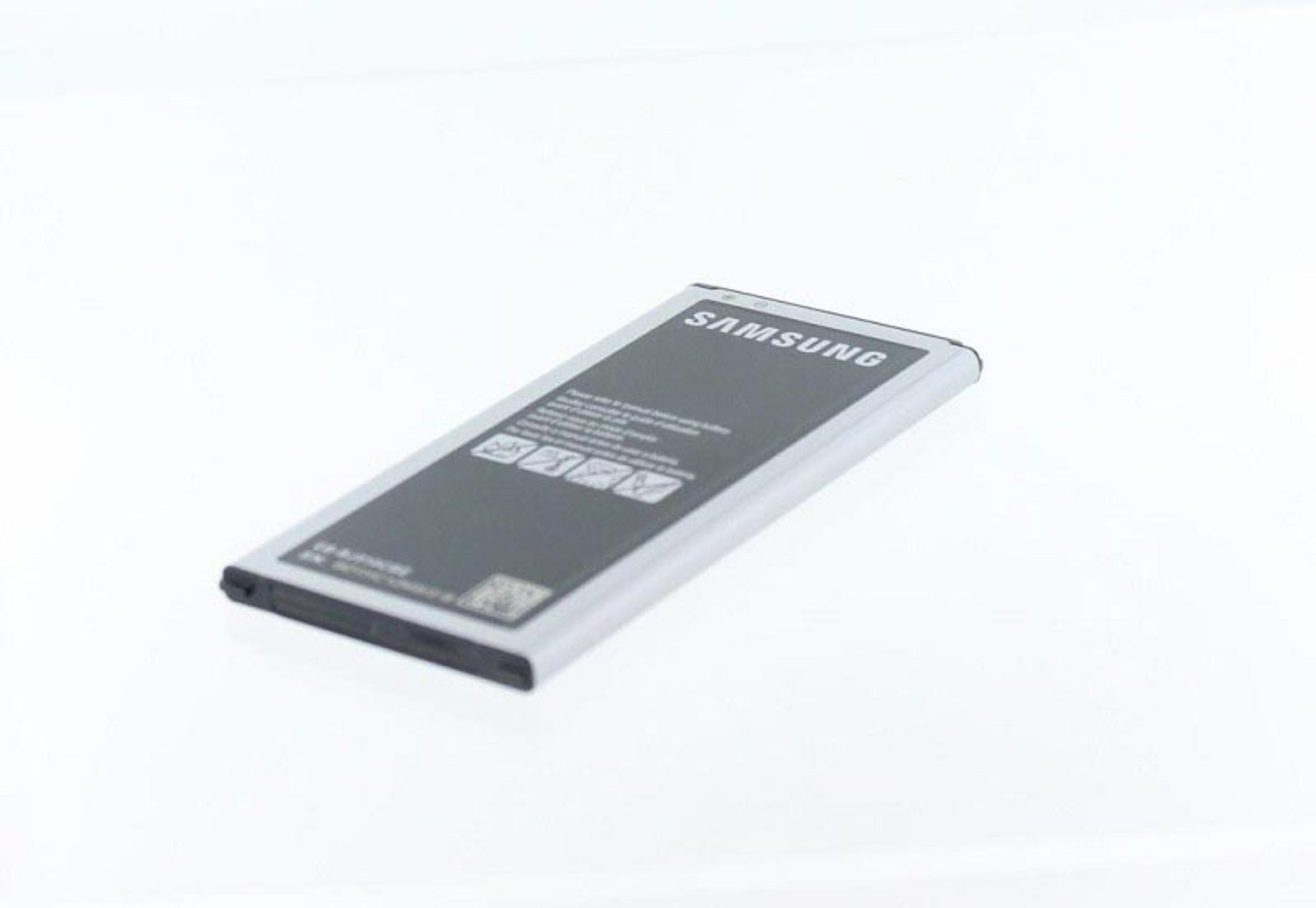 Samsung-Akku mit silbernem Gehäuse und schwarzem Etikett auf weißem Hintergrund.