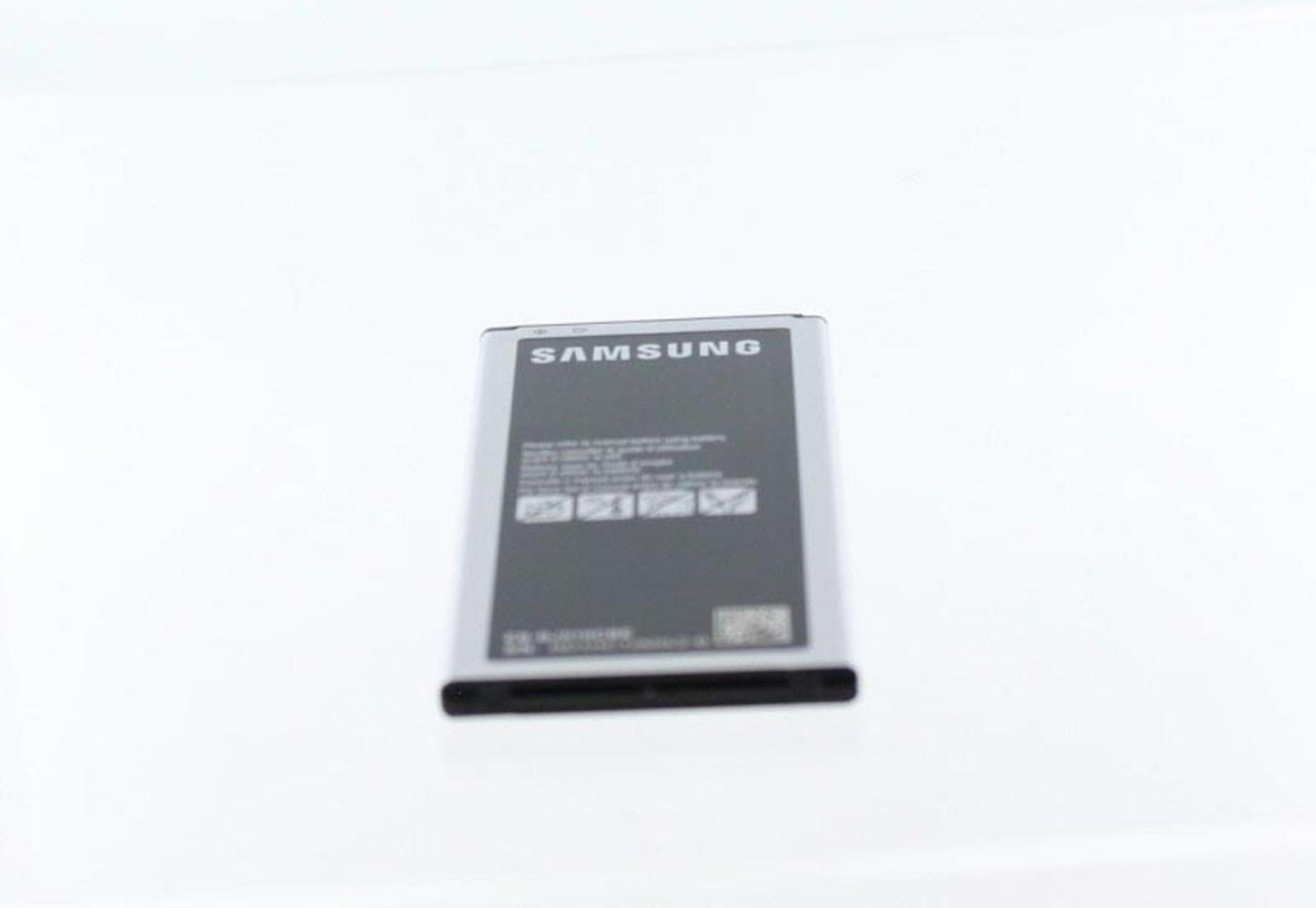 Samsung-Akku mit silbernem Gehäuse und schwarzem Etikett auf weißem Hintergrund.
