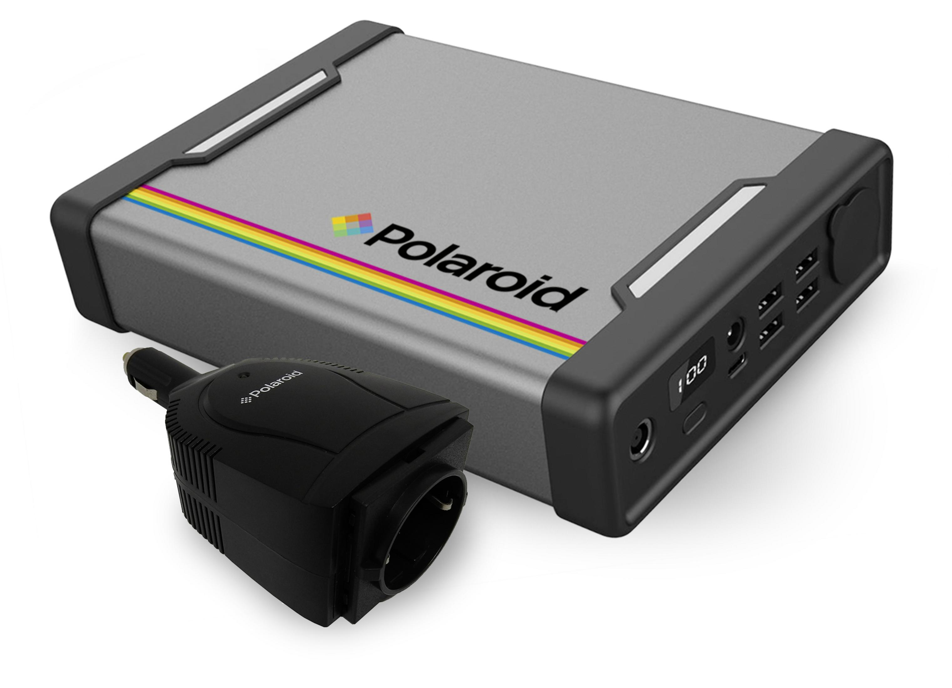 Power bank argentato con logo Polaroid e adattatore nero su sfondo bianco.