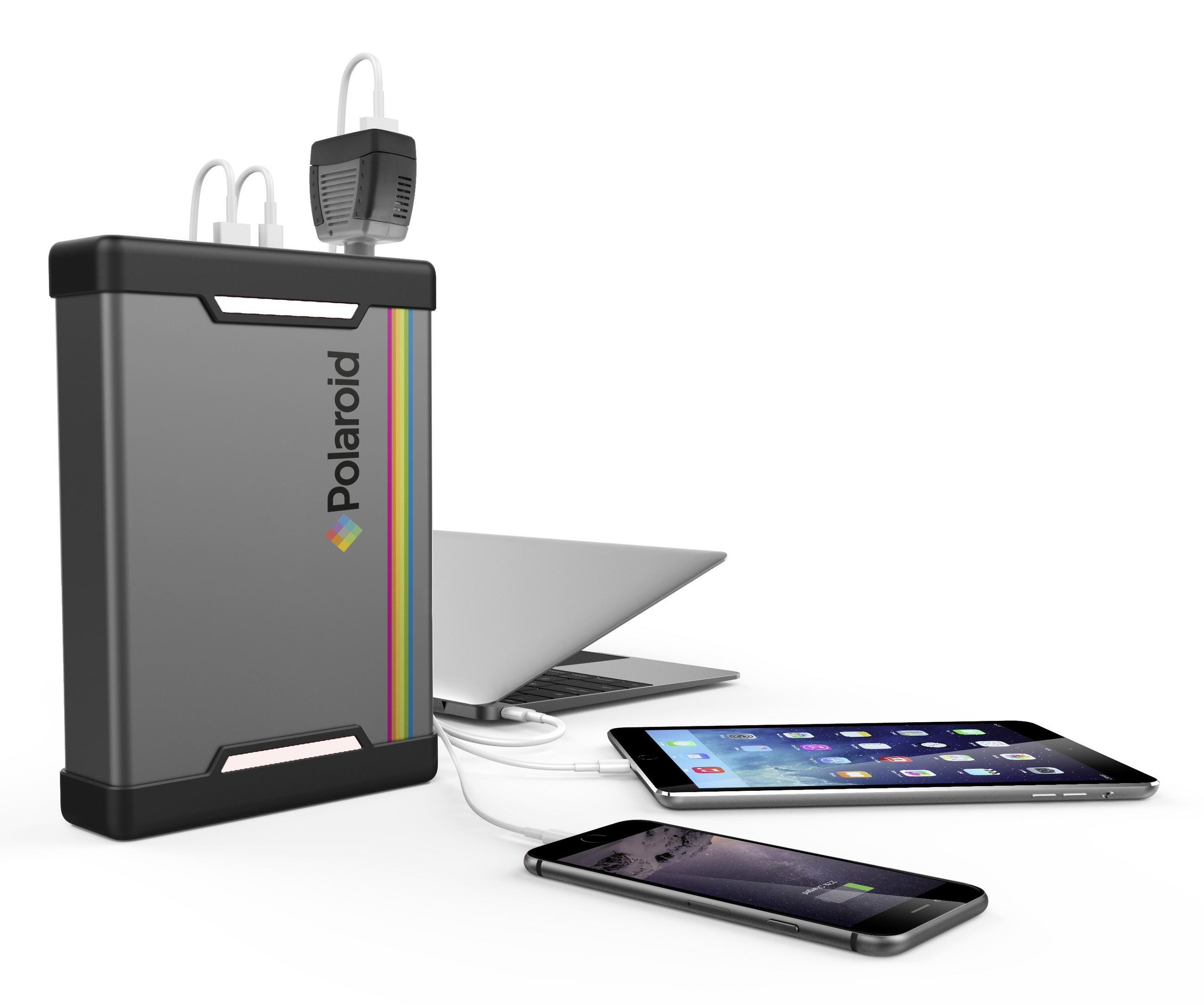 Un power bank Polaroid carica telefoni e un laptop su uno sfondo bianco.