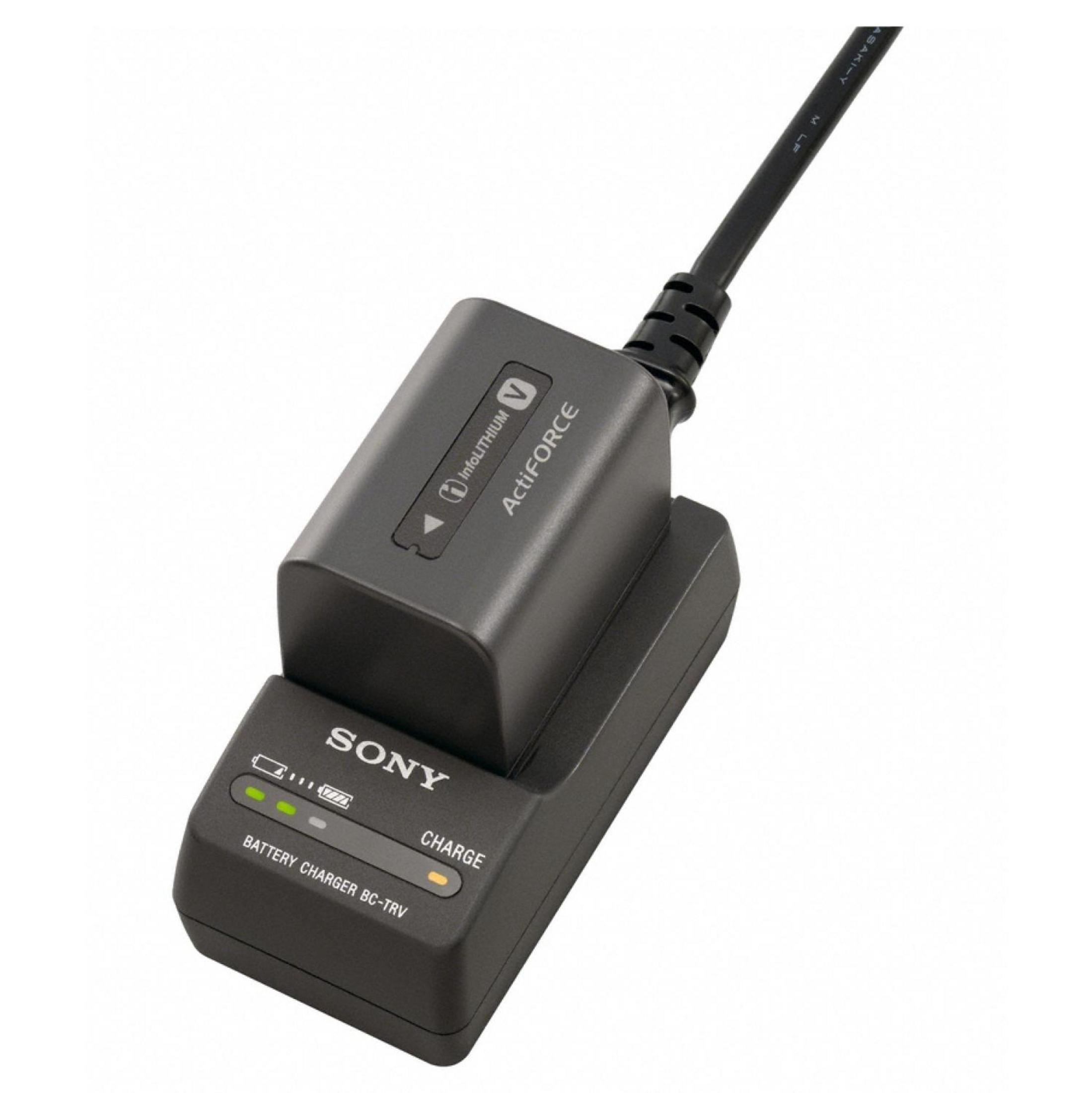 Ein schwarzes Sony-Akkuladegerät mit einem Akku darauf, vor einem weißen Hintergrund.