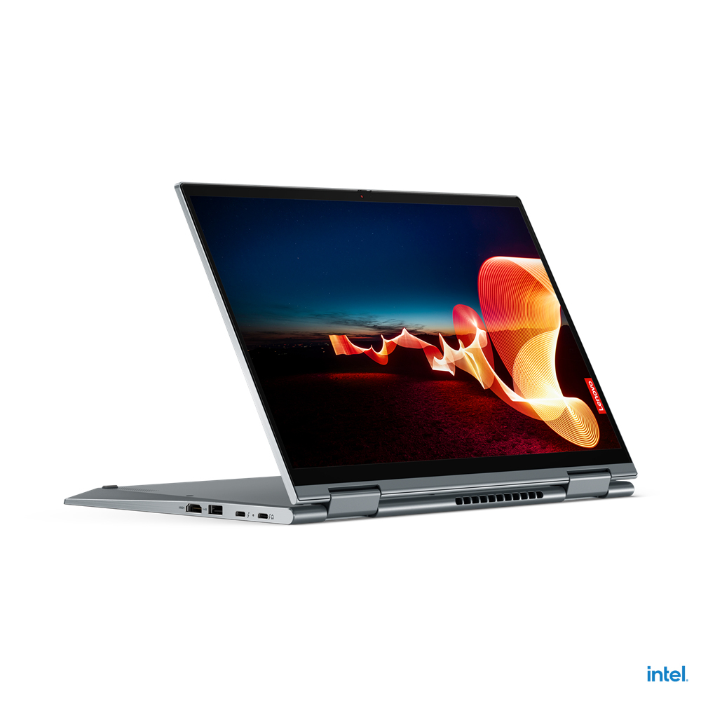 Ein silberner Lenovo-Laptop ist geöffnet und zeigt ein farbenfrohes Lichtgemälde auf dem Bildschirm vor einem weißen Hintergrund.