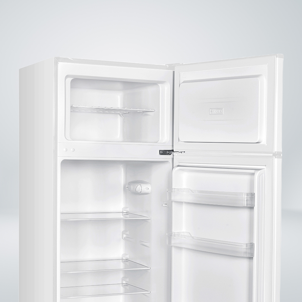 Un refrigerador blanco abierto muestra estantes y compartimentos vacíos, destacando su diseño interior limpio y espacioso.