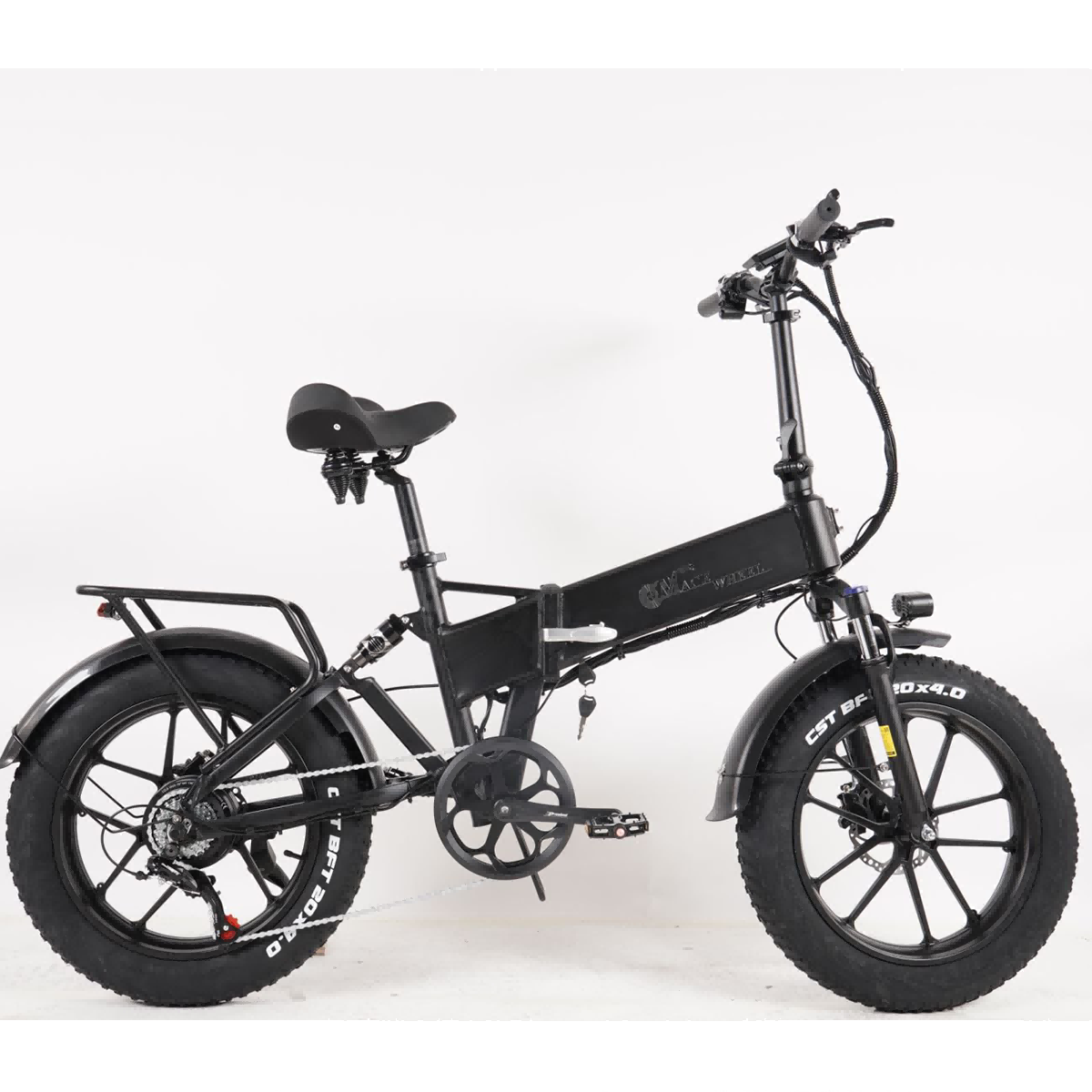 Czarny rower elektryczny z grubymi oponami na białym tle. Ma bagażnik, światło i klucz.