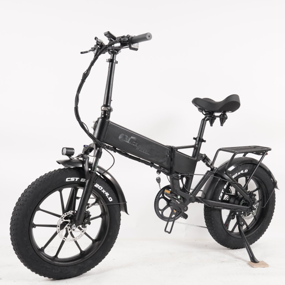 Czarny rower elektryczny z grubymi oponami na białym tle. Ma światło i bagażnik.