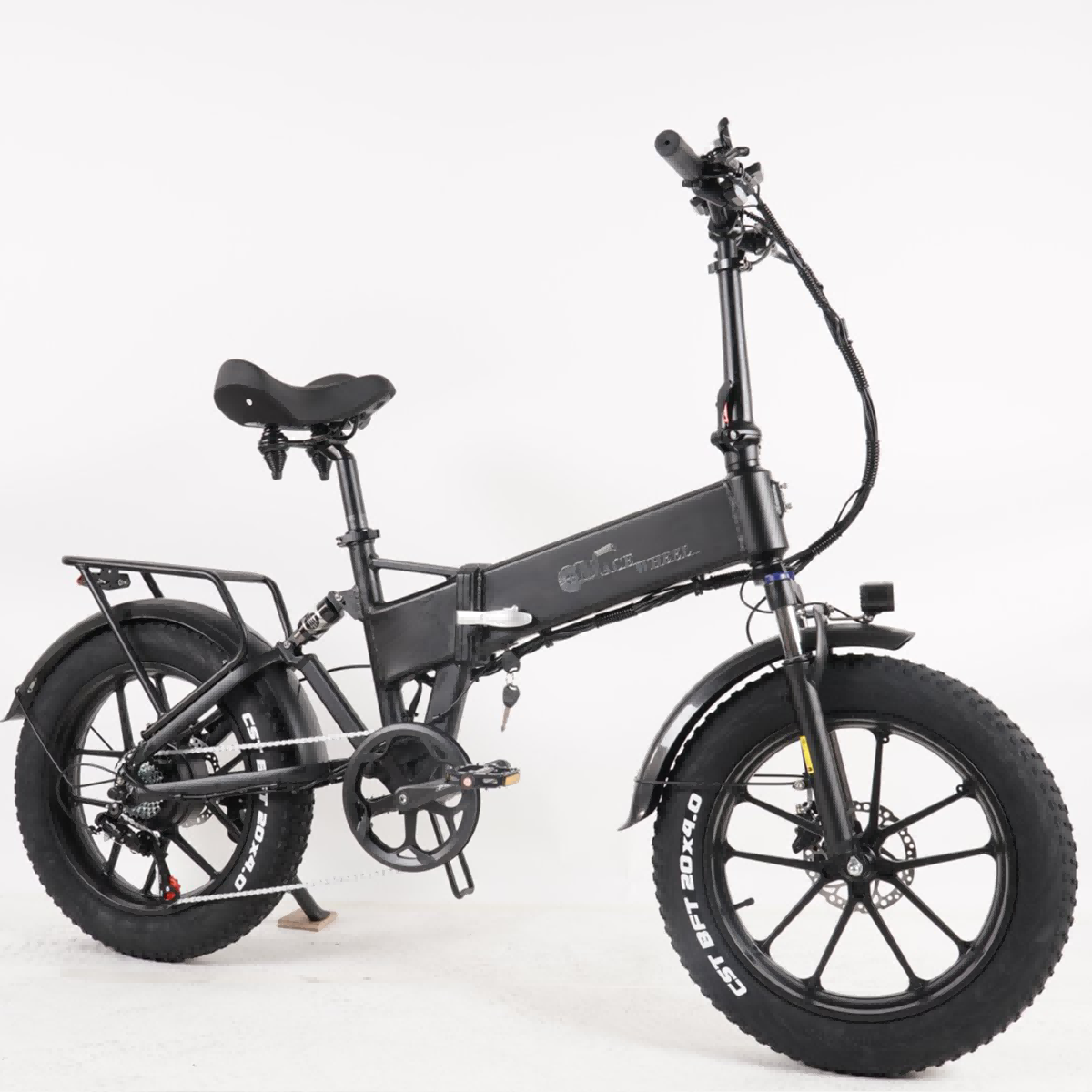 Czarny rower elektryczny z grubymi oponami na białym tle. Rower ma bagażnik i klucz.