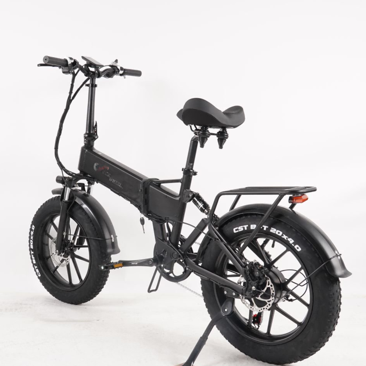 Czarny rower elektryczny z grubymi oponami na białym tle. Ma bagażnik i klucz.