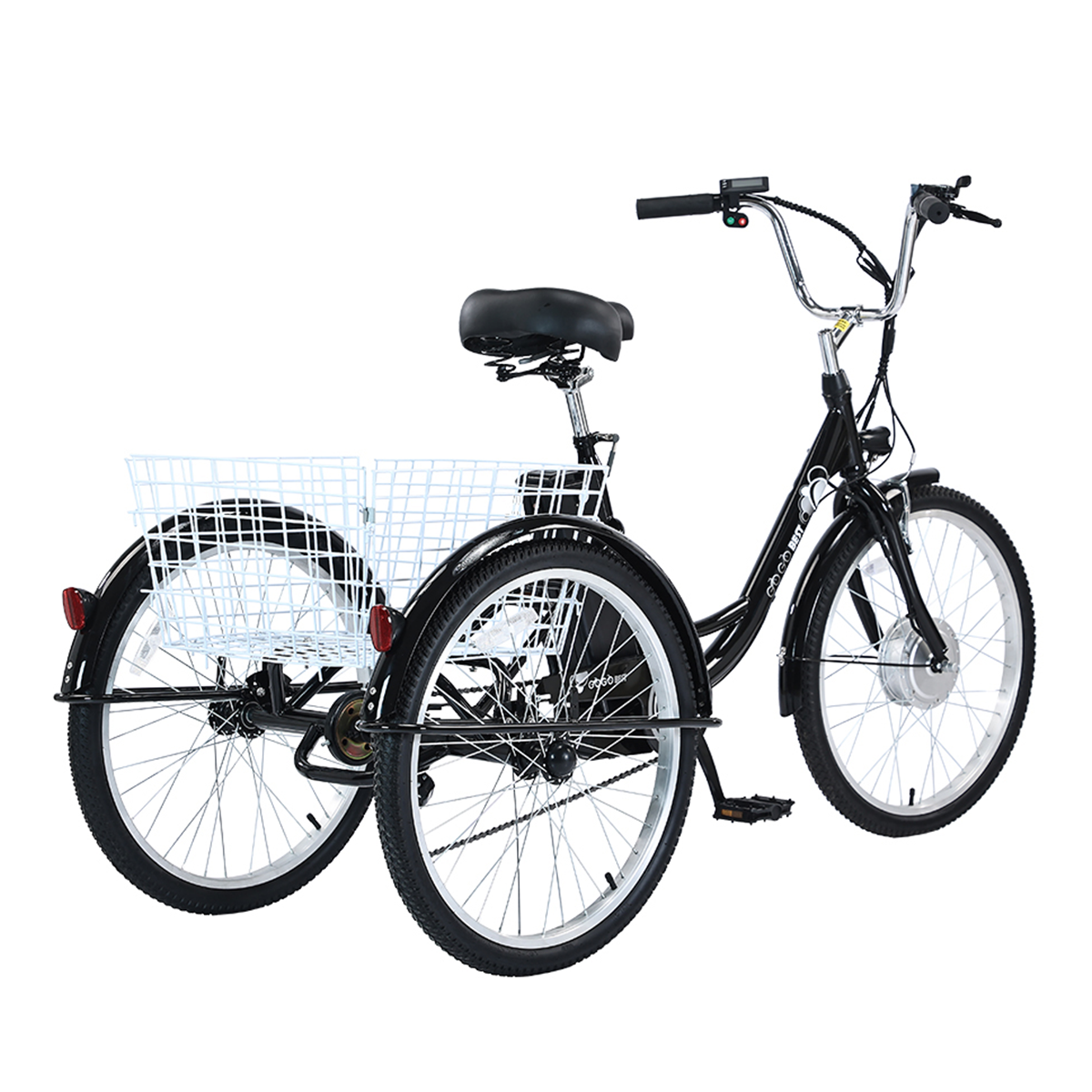 Czarny elektryczny trójkołowiec z białym koszem. Trójkołowiec jest na białym tle. Ma czarne siedzenie.