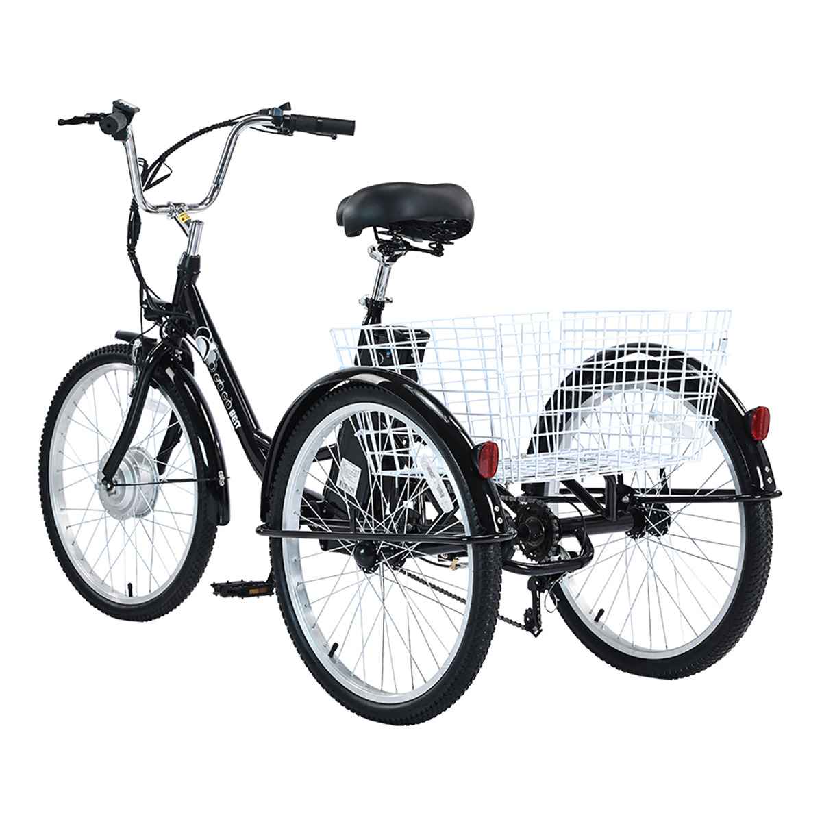 Czarny elektryczny trójkołowiec z białym koszem. Trójkołowiec jest na białym tle. Ma czarne siedzenie.