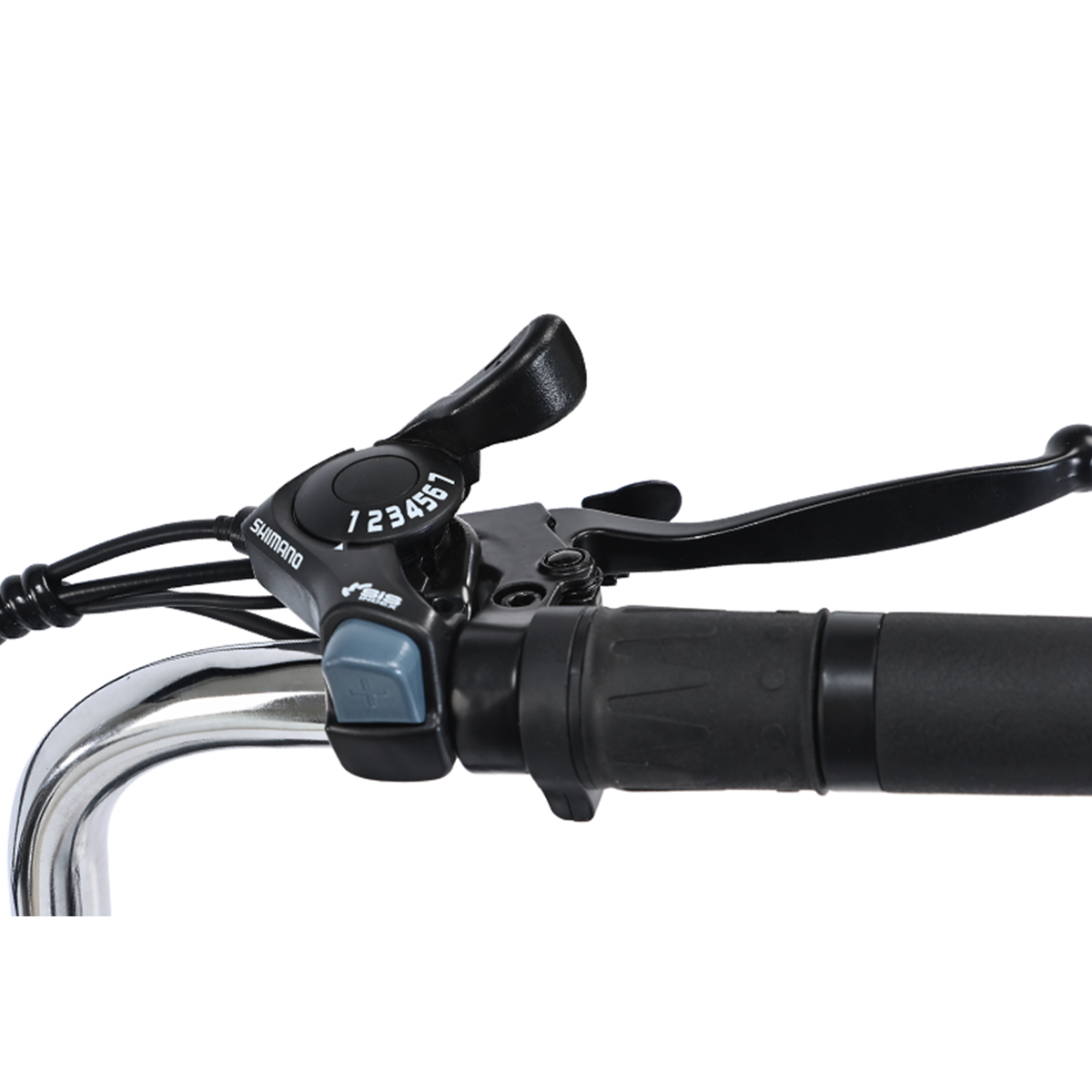 Zbliżenie elementów sterujących kierownicy trójkołowca elektrycznego: zmiana biegów Shimano, dźwignia hamulca i uchwyt.