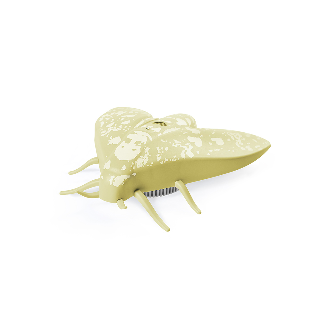 Ein gelber, mottenförmiger Rauchmelder mit weißen Totenkopf- und Herzmotiven, Seitenansicht.
