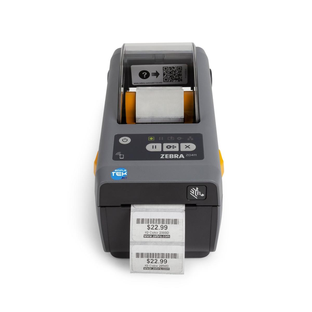 Szara drukarka etykiet Zebra ZD411 drukująca etykiety na białym tle.