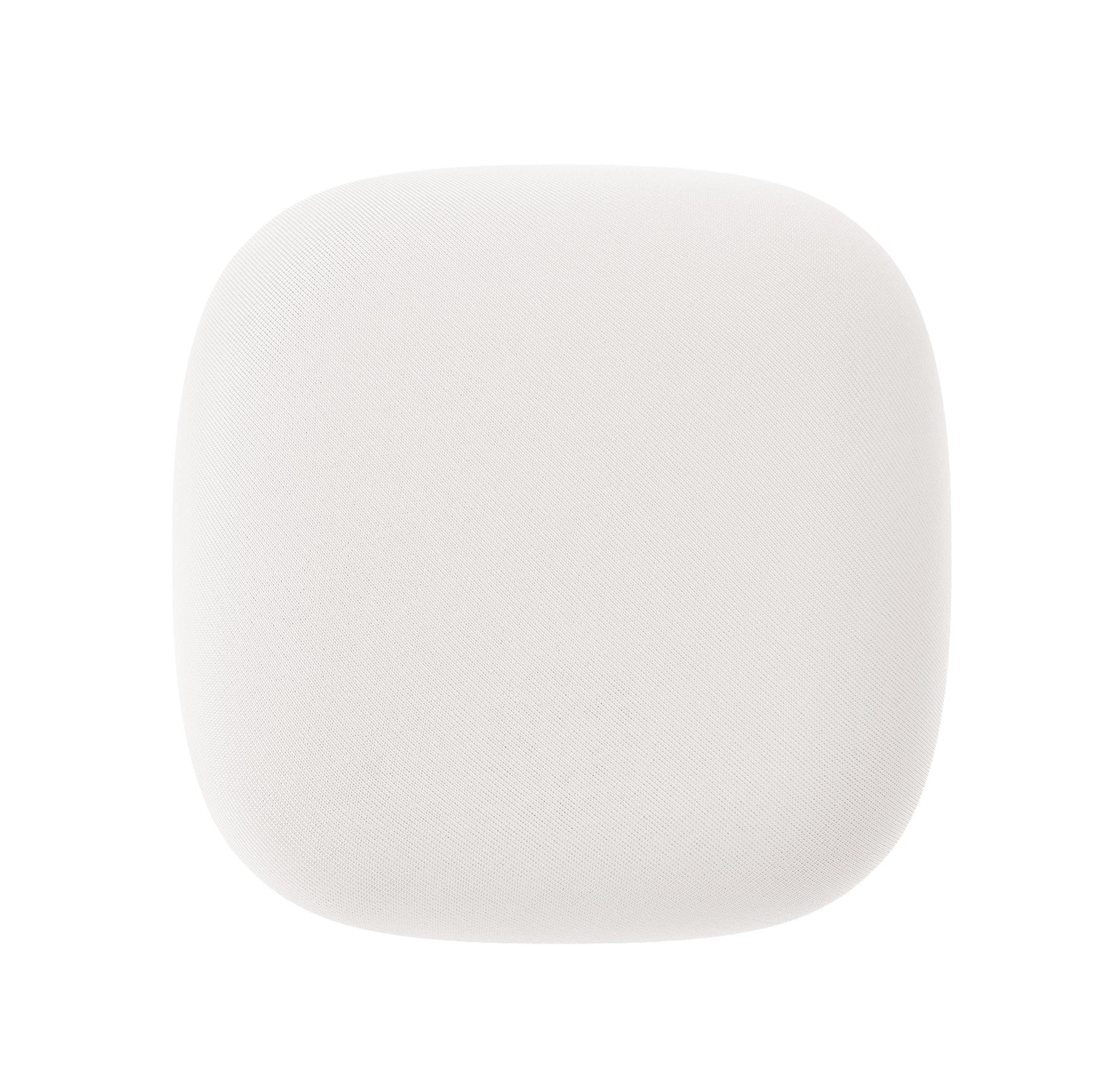 Un objet carré en tissu blanc avec des coins arrondis. Sur fond blanc.