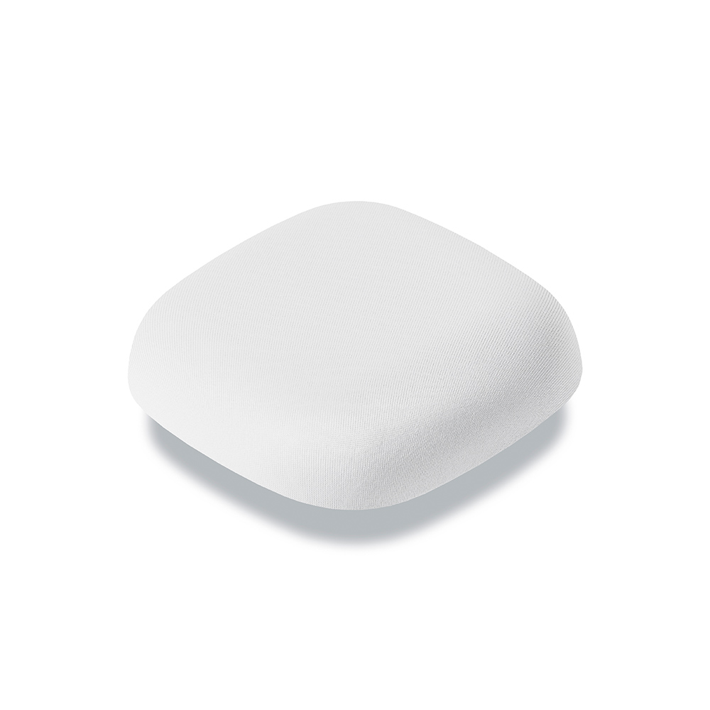 Un objet carré en tissu blanc avec des coins arrondis. Sur fond blanc.