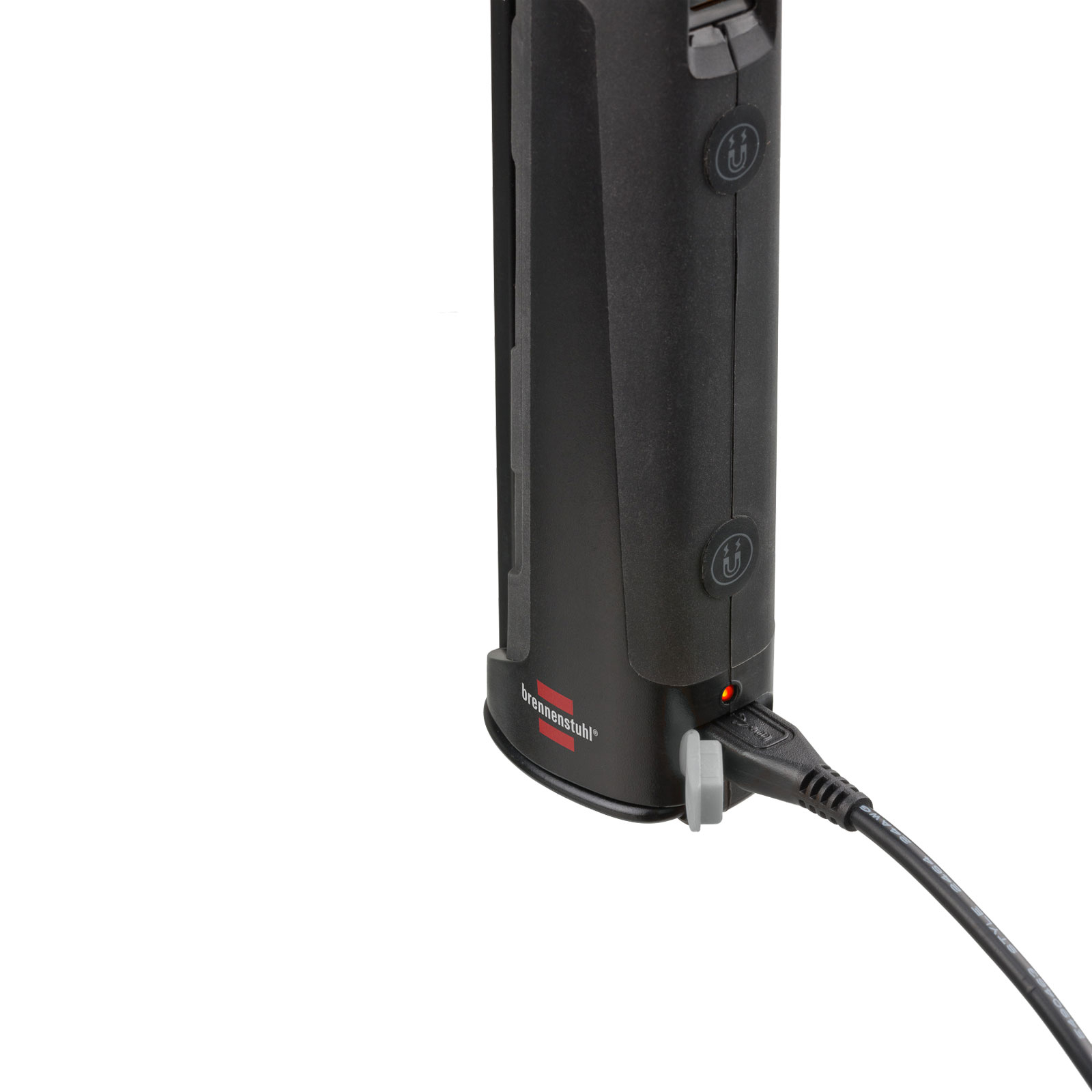 Zbliżenie na czarną latarkę Brennenstuhl podłączoną do portu USB.