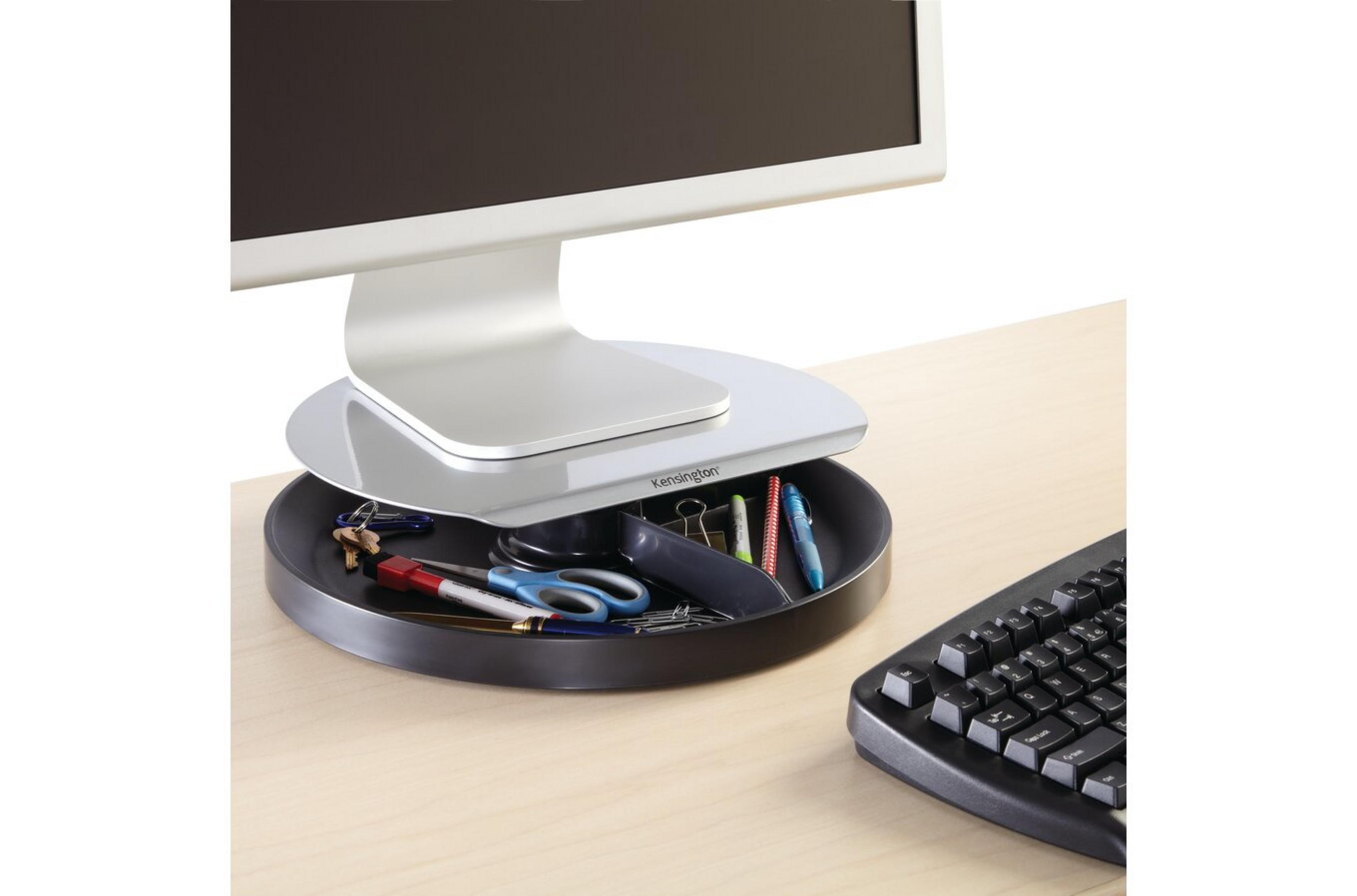 Ein Monitor steht auf einem Kensington-Ständer, der sich auf einem Schreibtisch mit einer Tastatur und Büromaterial befindet.