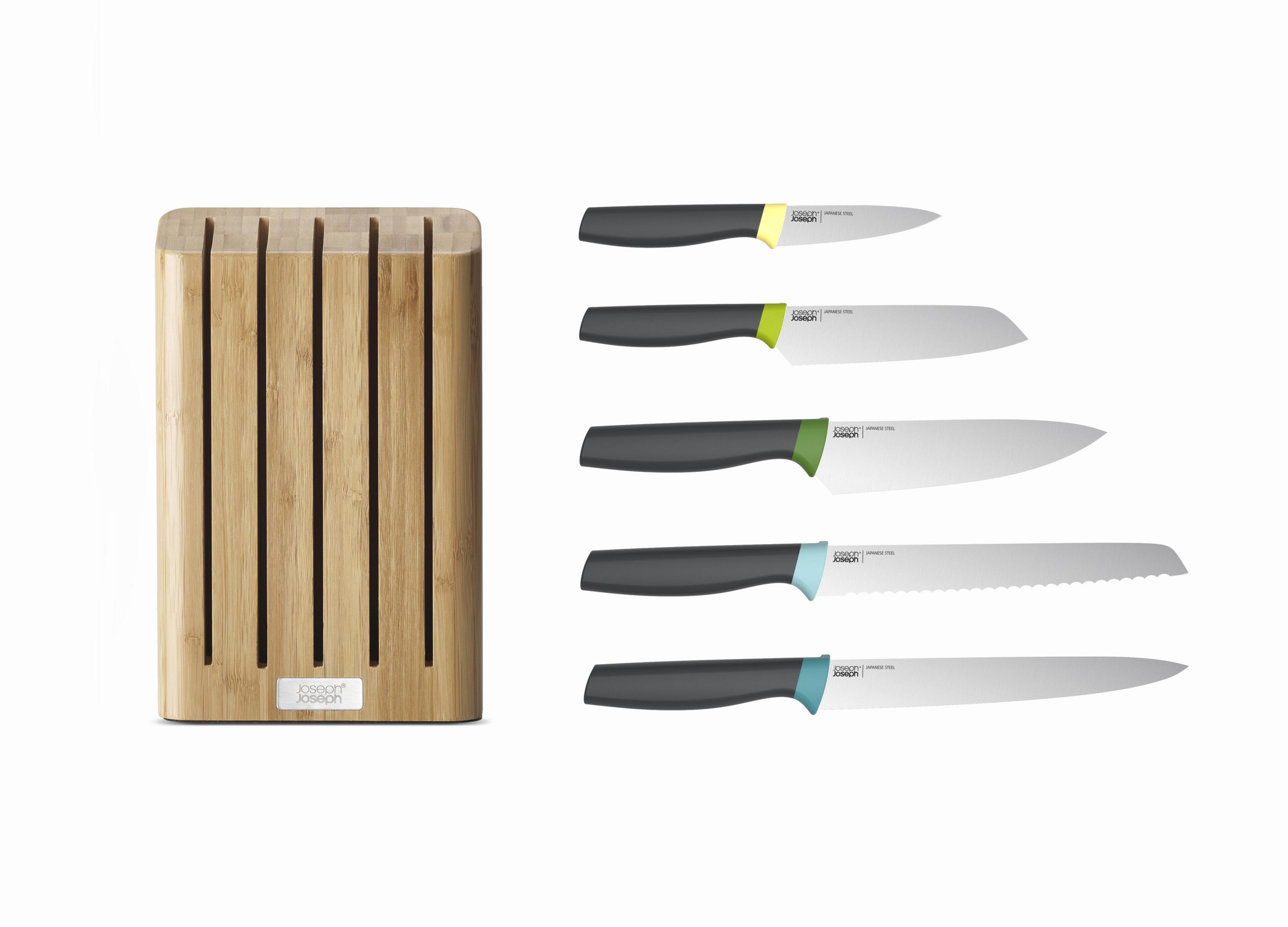 Bloque de cuchillos de madera con cuchillos. Mangos negros, puntas de colores.