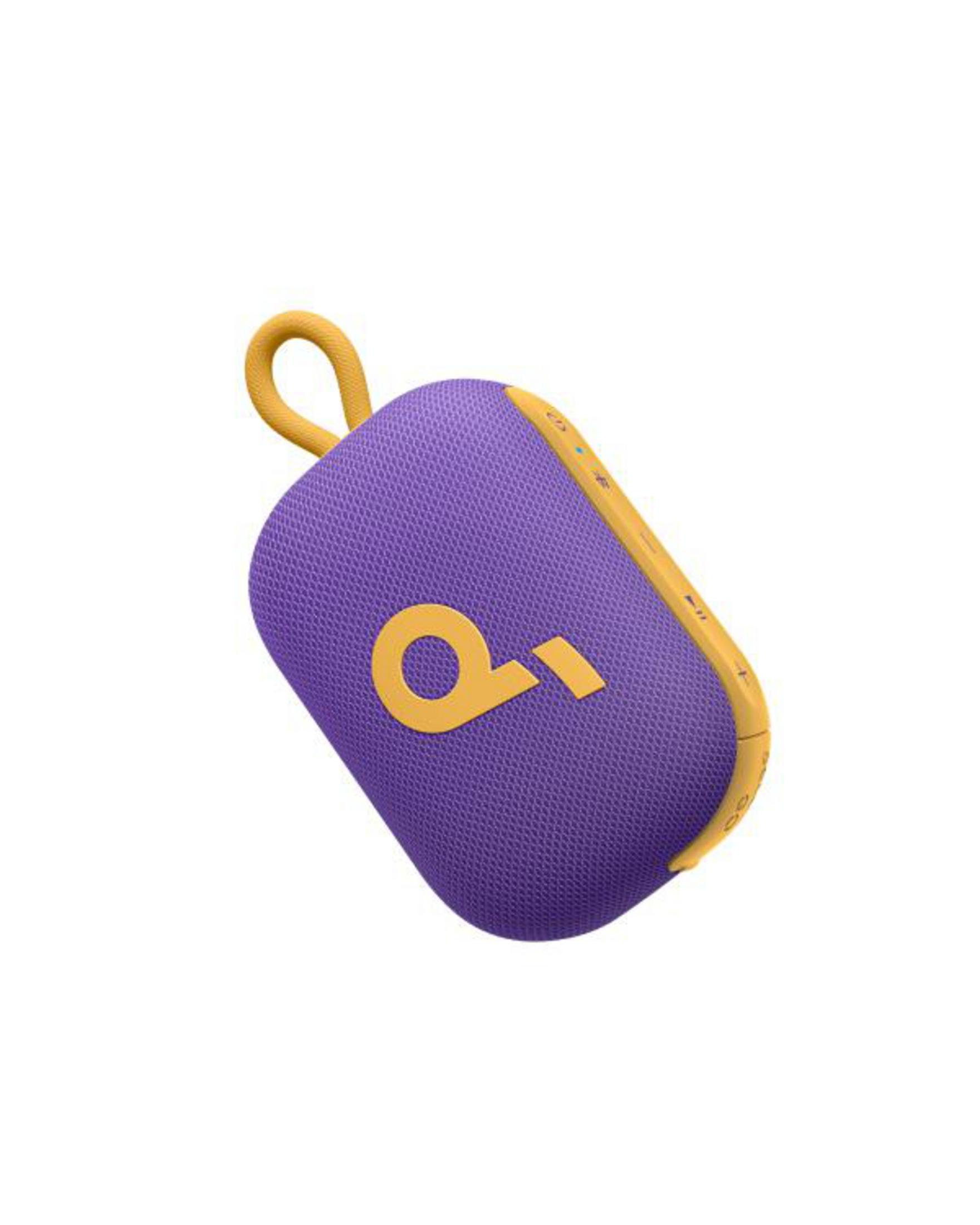 Un altoparlante portatile viola e giallo con un anello, angolato su uno sfondo bianco.