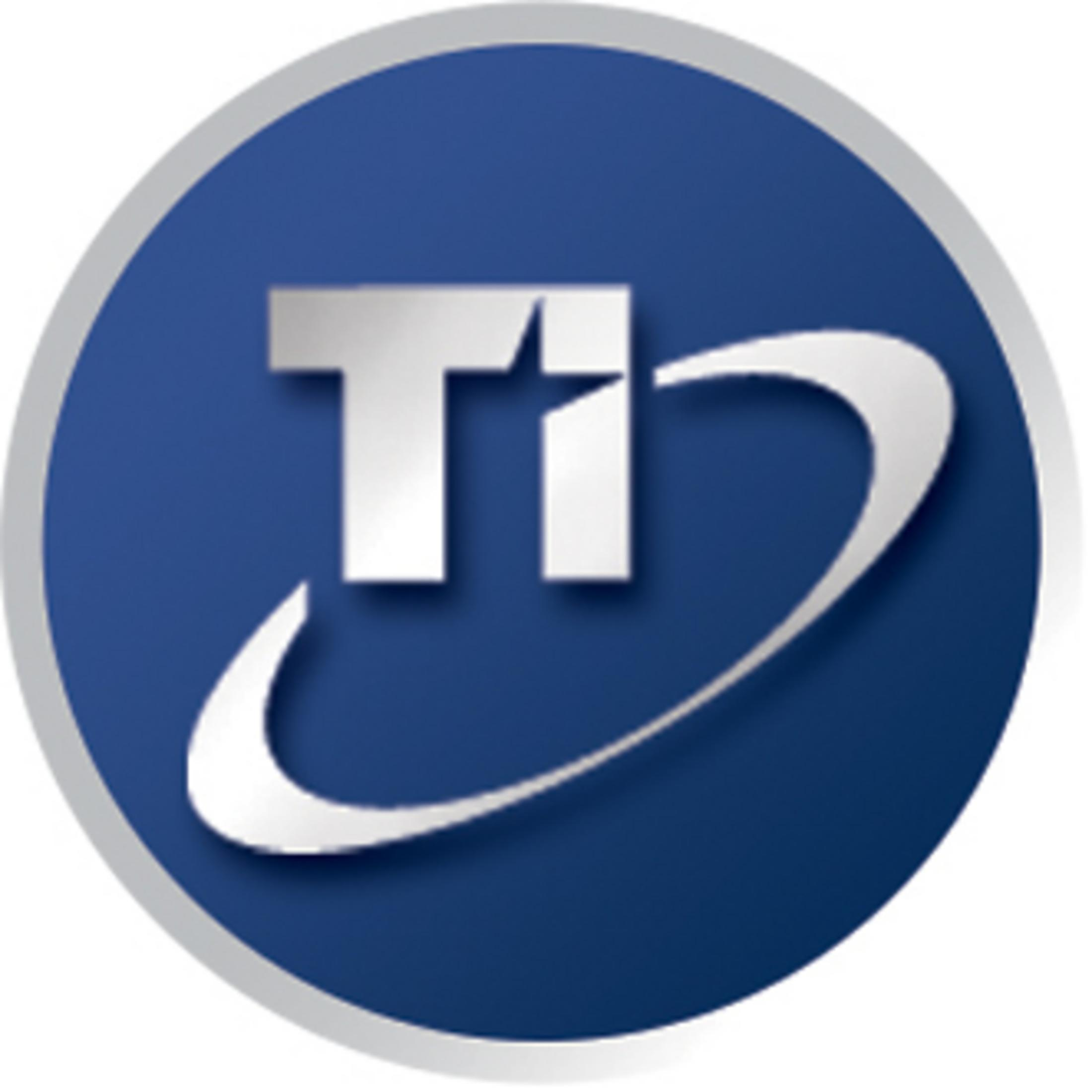 Mavi bir arka plan üzerinde bir swoosh ile çevrelenmiş kalın beyaz harflerle "Ti" içeren logo.