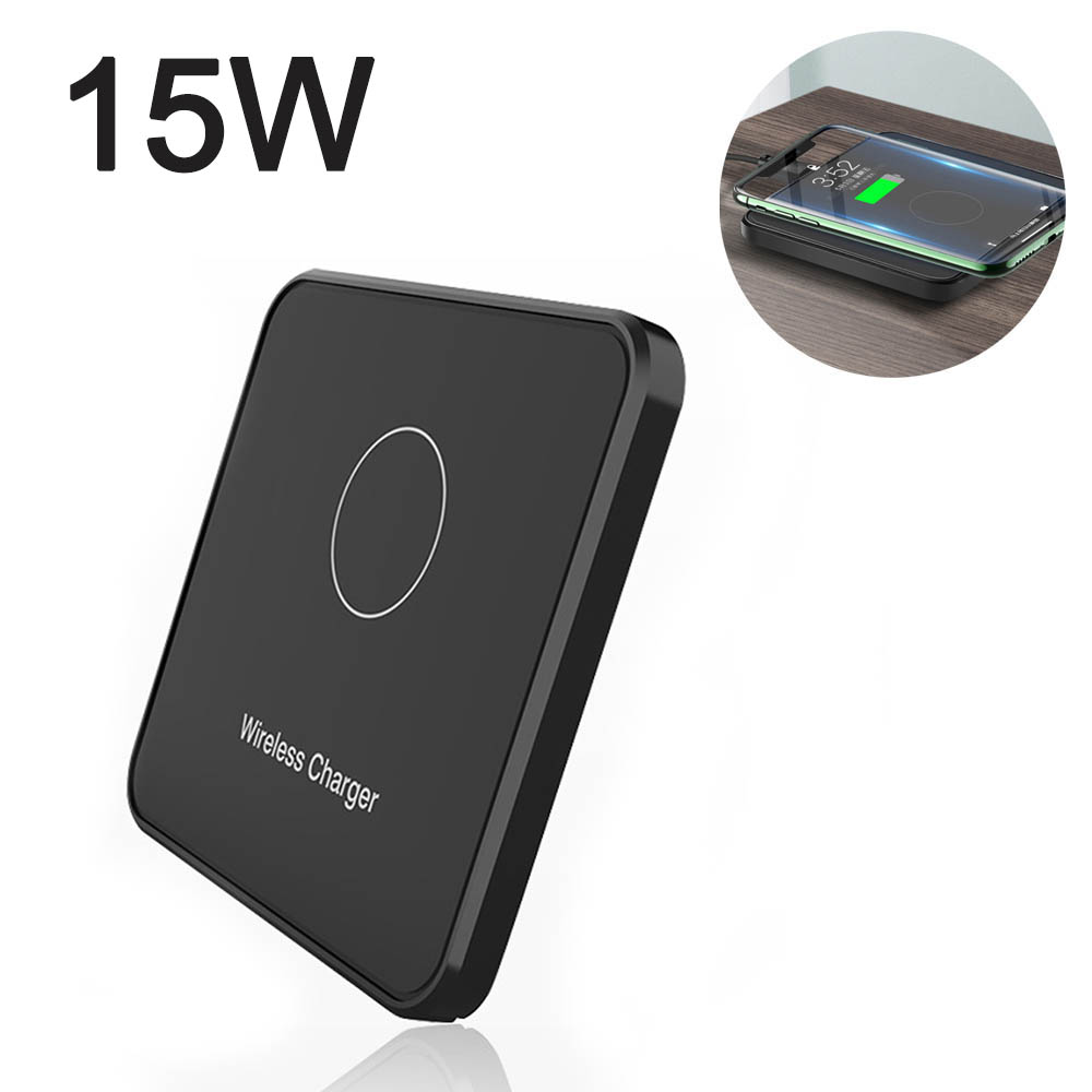 Schwarzes kabelloses Ladegerät mit einem Telefon oben. Das Telefon wird aufgeladen. Ein 15W-Etikett ist in der Ecke.